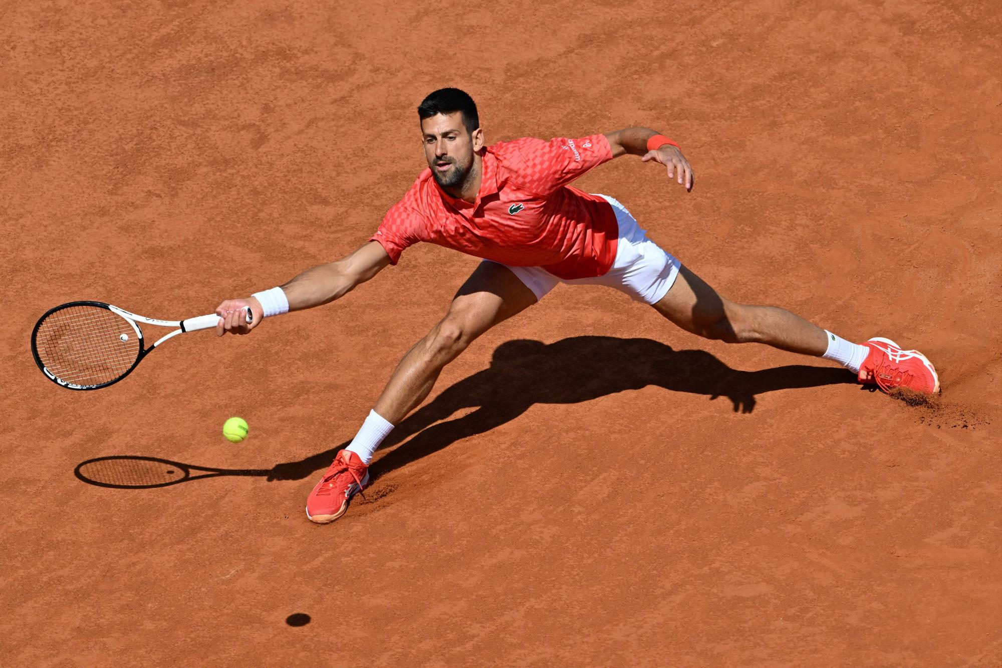 $!Novak Djokovic resiste a Grigor Dimitrov en Roma