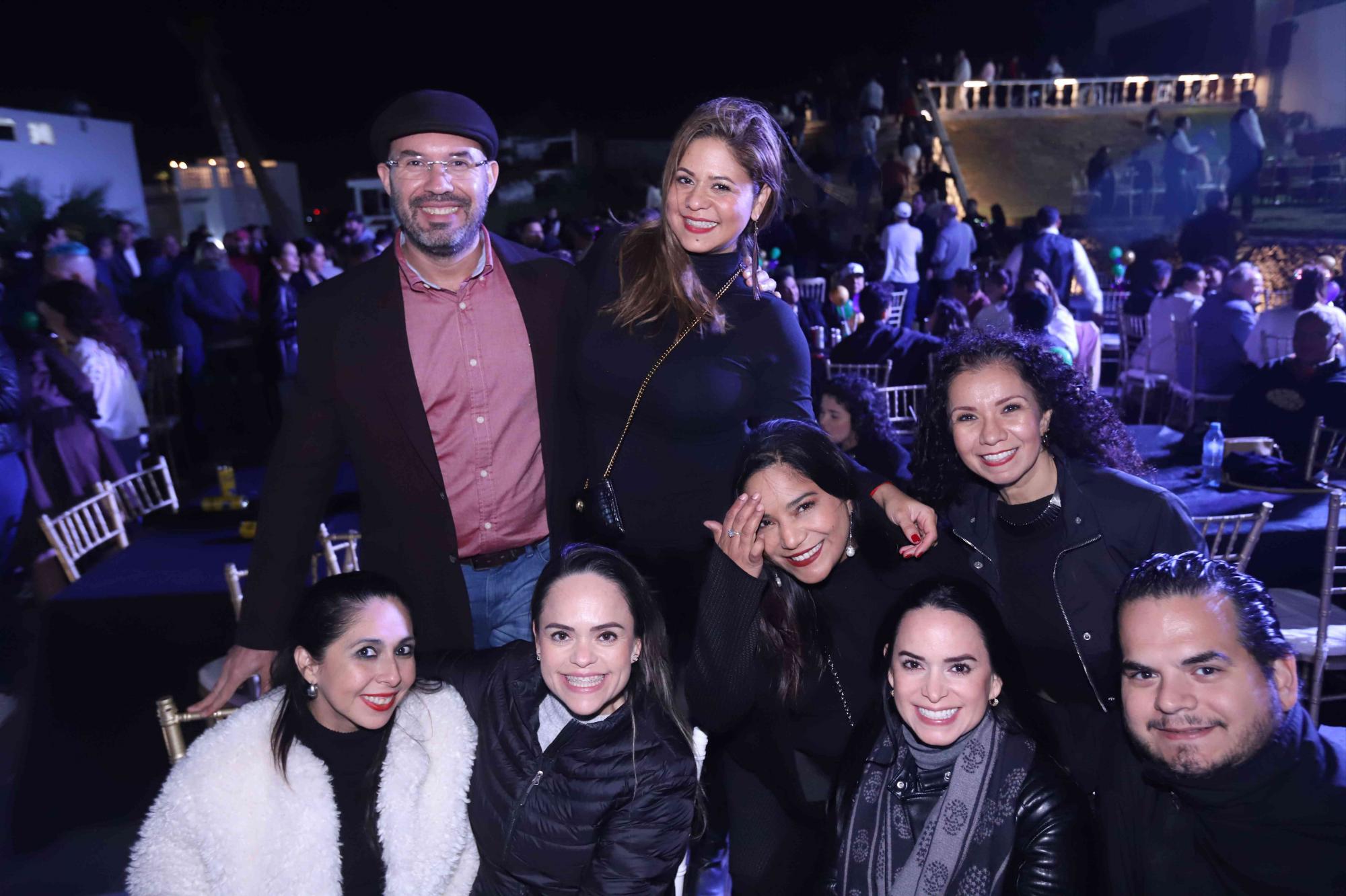 $!Gregorio Tovar, Dunia Ocegueda, Michelle Rojas y Blanca Hernández. Sentados, Dora Vázquez, Carolina Figueroa, Sofía Figueroa y Emilio Hernández Kelly.