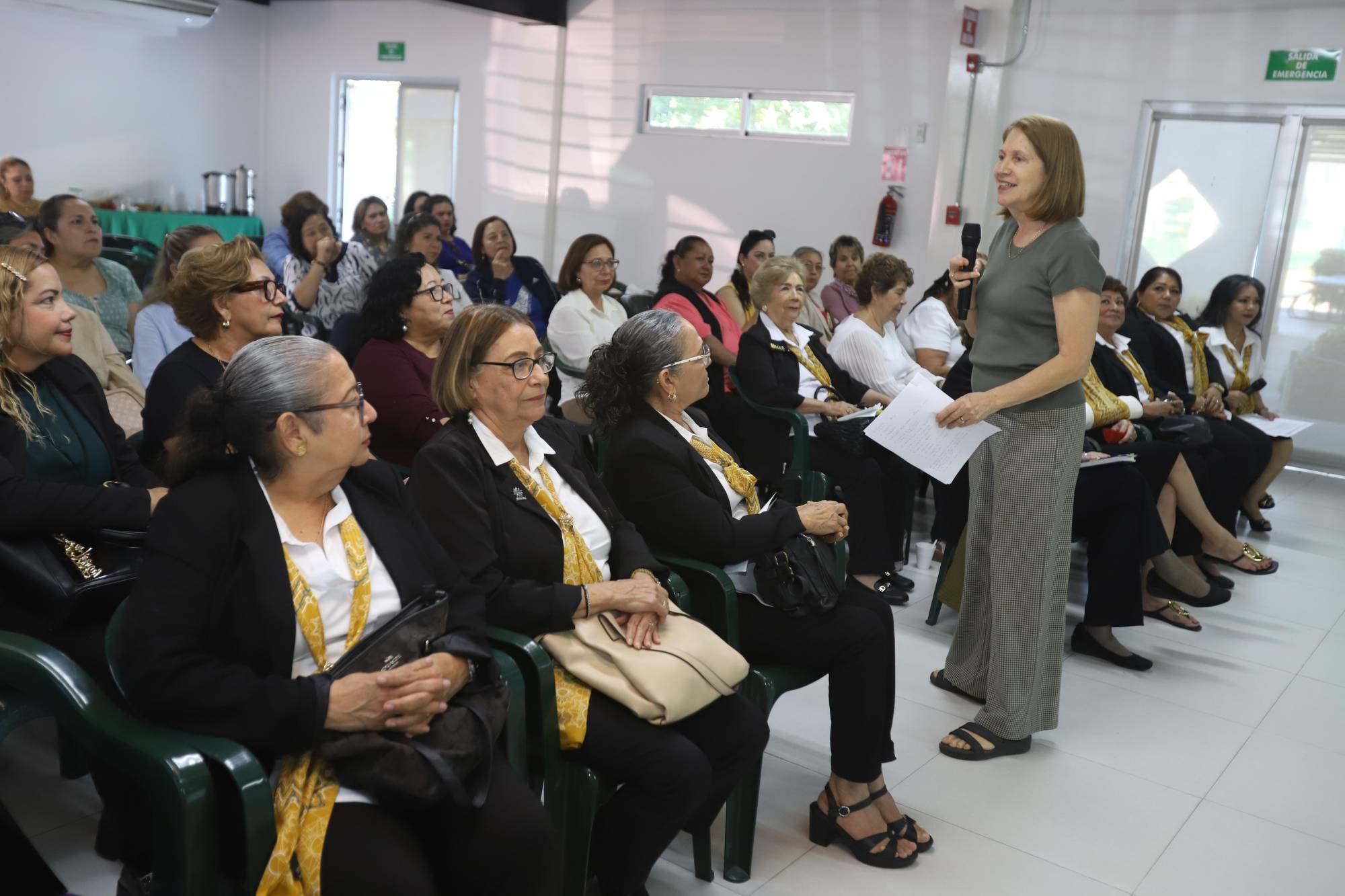 $!Tere Gallo de Gil impartió la conferencia “Hacer del servicio un estilo de vida” durante el cuarto mini seminario organizado por ANSPAC Mazatlán.