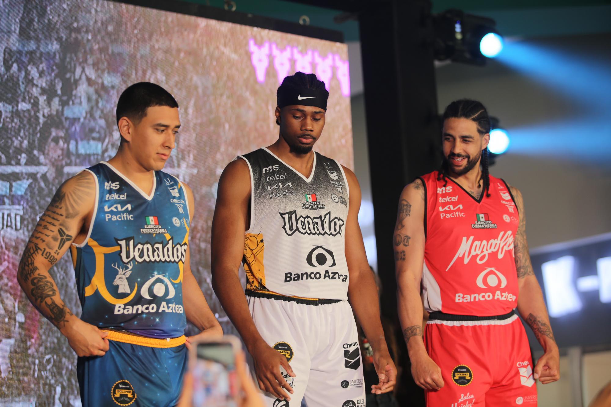 $!Eliseo “Mamba” Murrieta, Terrence Thompson y Xavier White fueron los modelos de los nuevos uniformes.