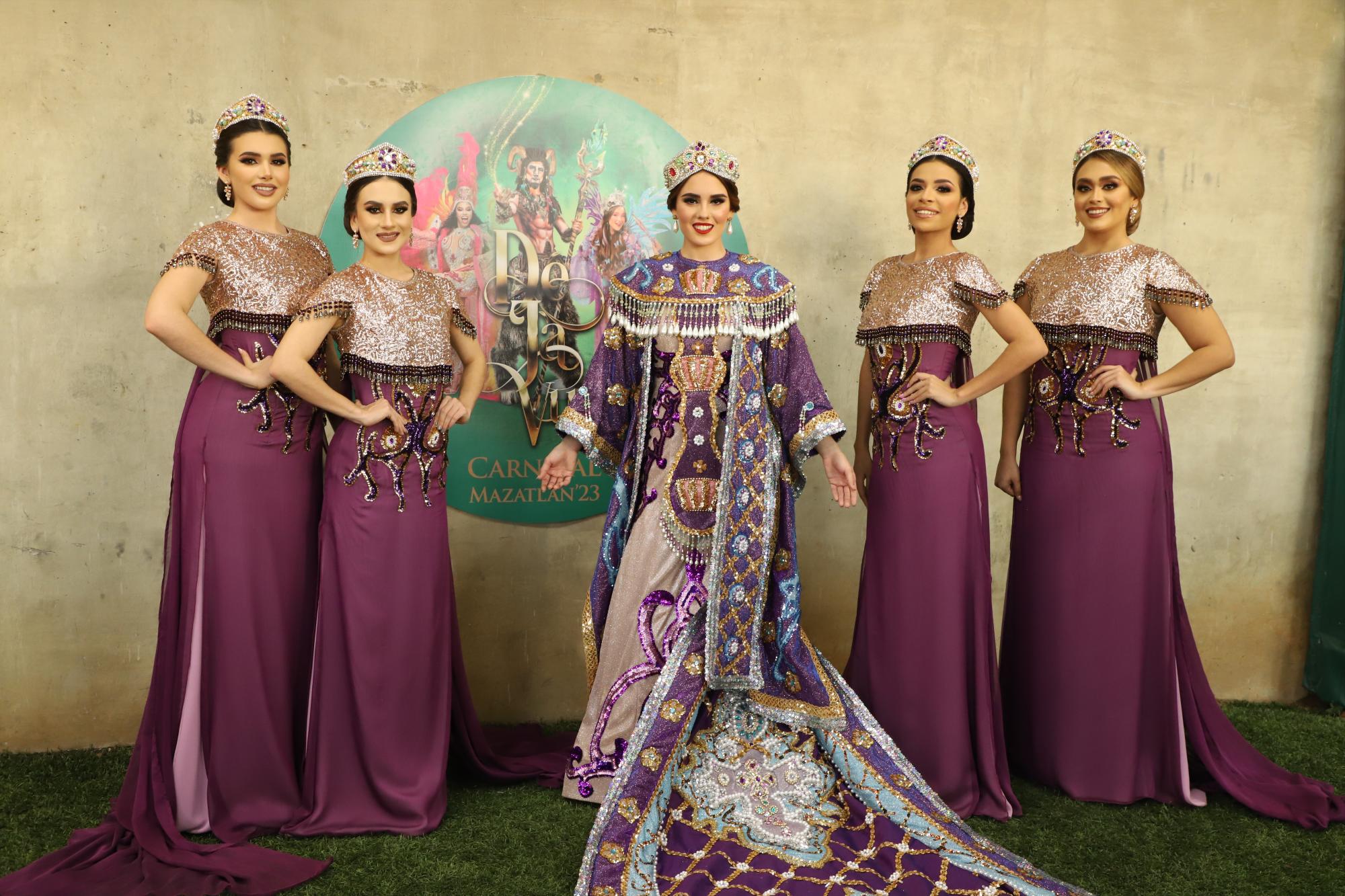 $!Alejandra Tirado, Reina del Carnaval 2023, entre sus Princesas Reales, Brenda, Montserrat, Arely y Gabriela.