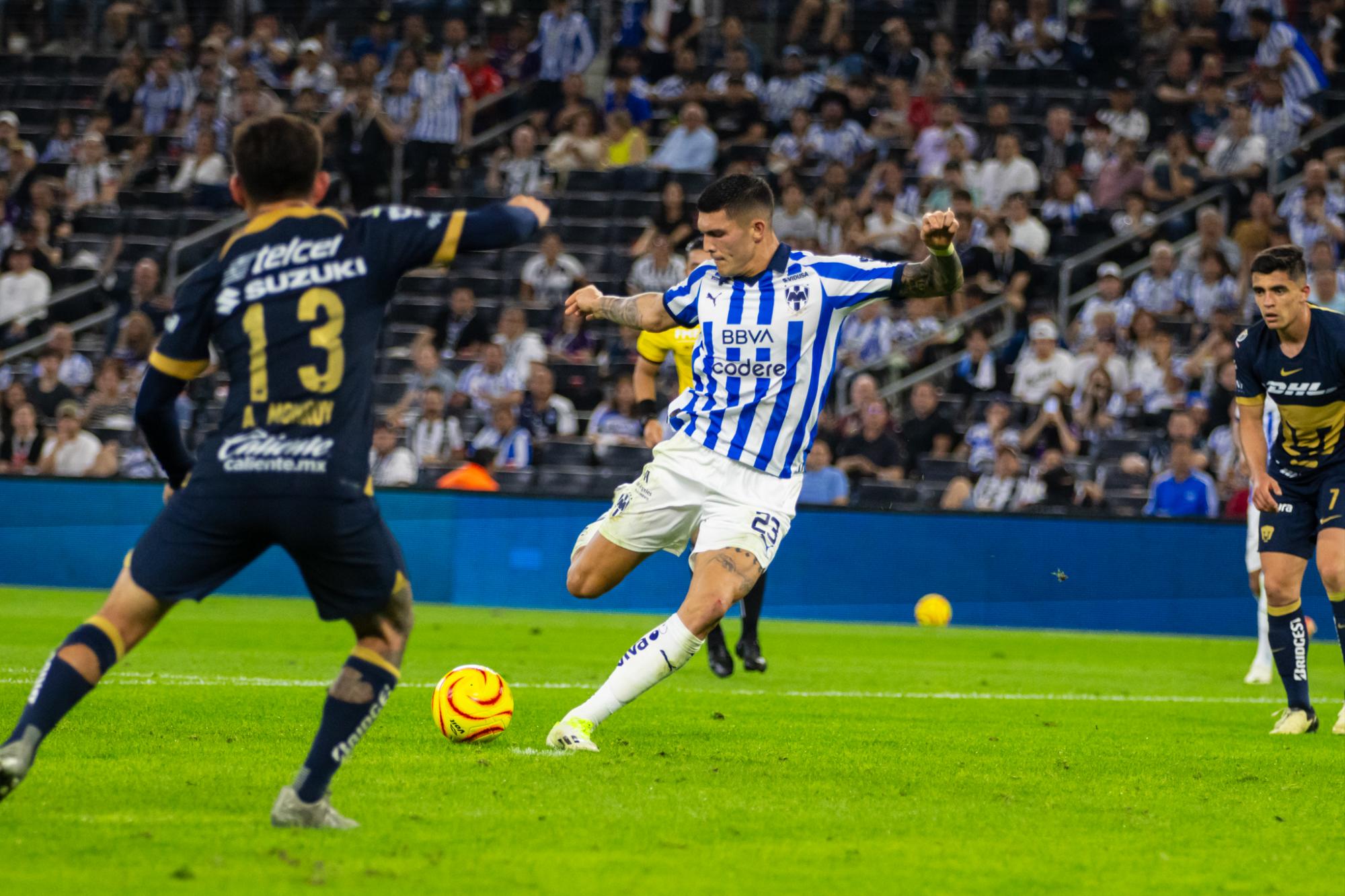 $!Rayados golea a Pumas y es líder de la competencia