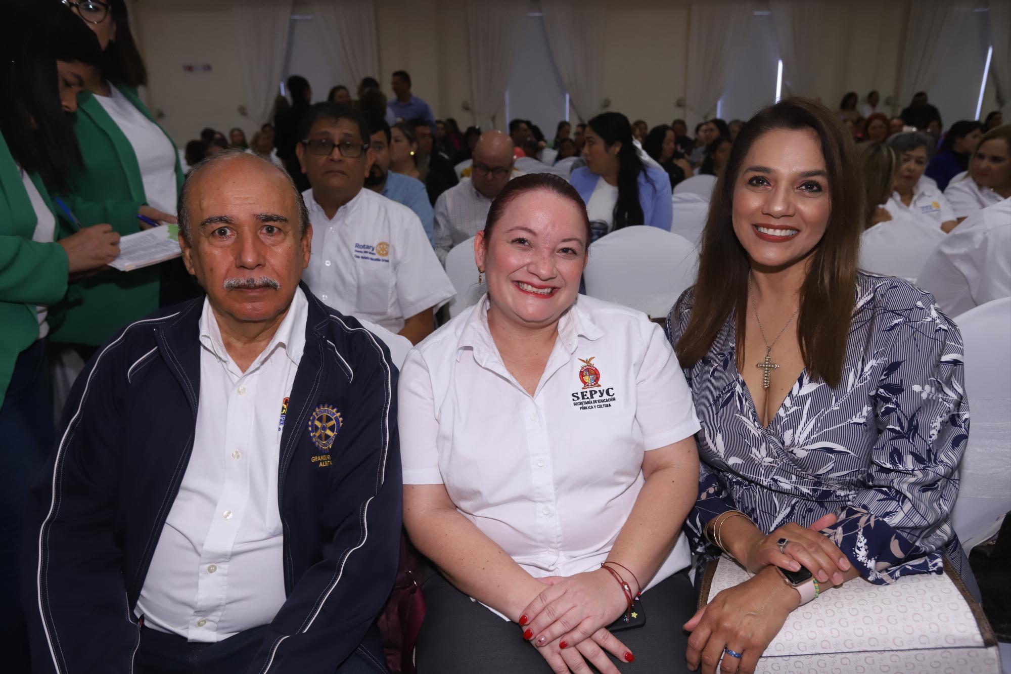 $!José Sandoval, Flor Miramontes y Claudia Cano.
