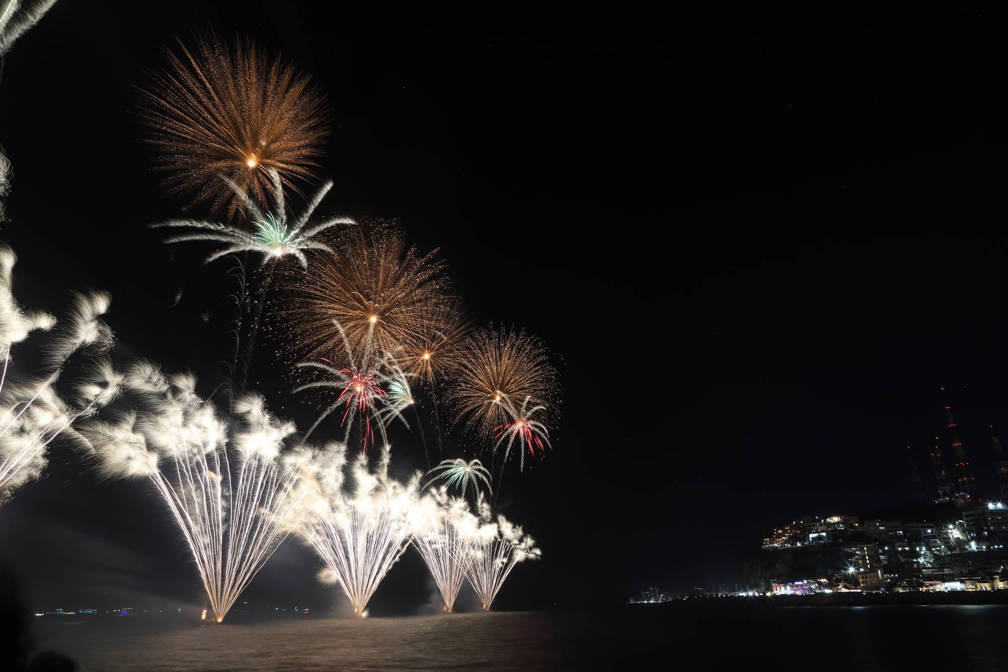 $!El espectáculo visual en el mar cautiva a los presentes en Olas Altas.