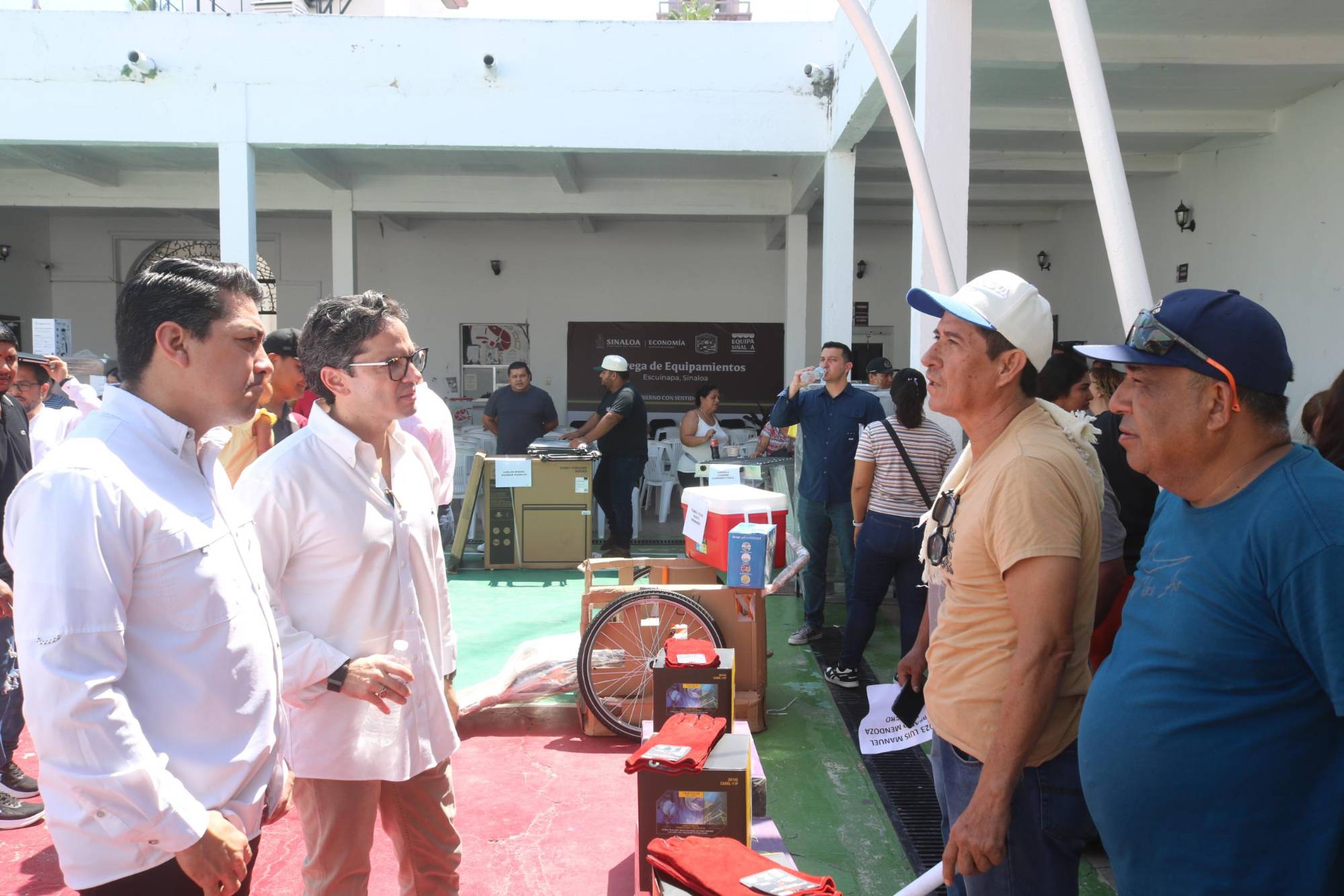 $!Entregan equipos productivos a emprendedores en Escuinapa