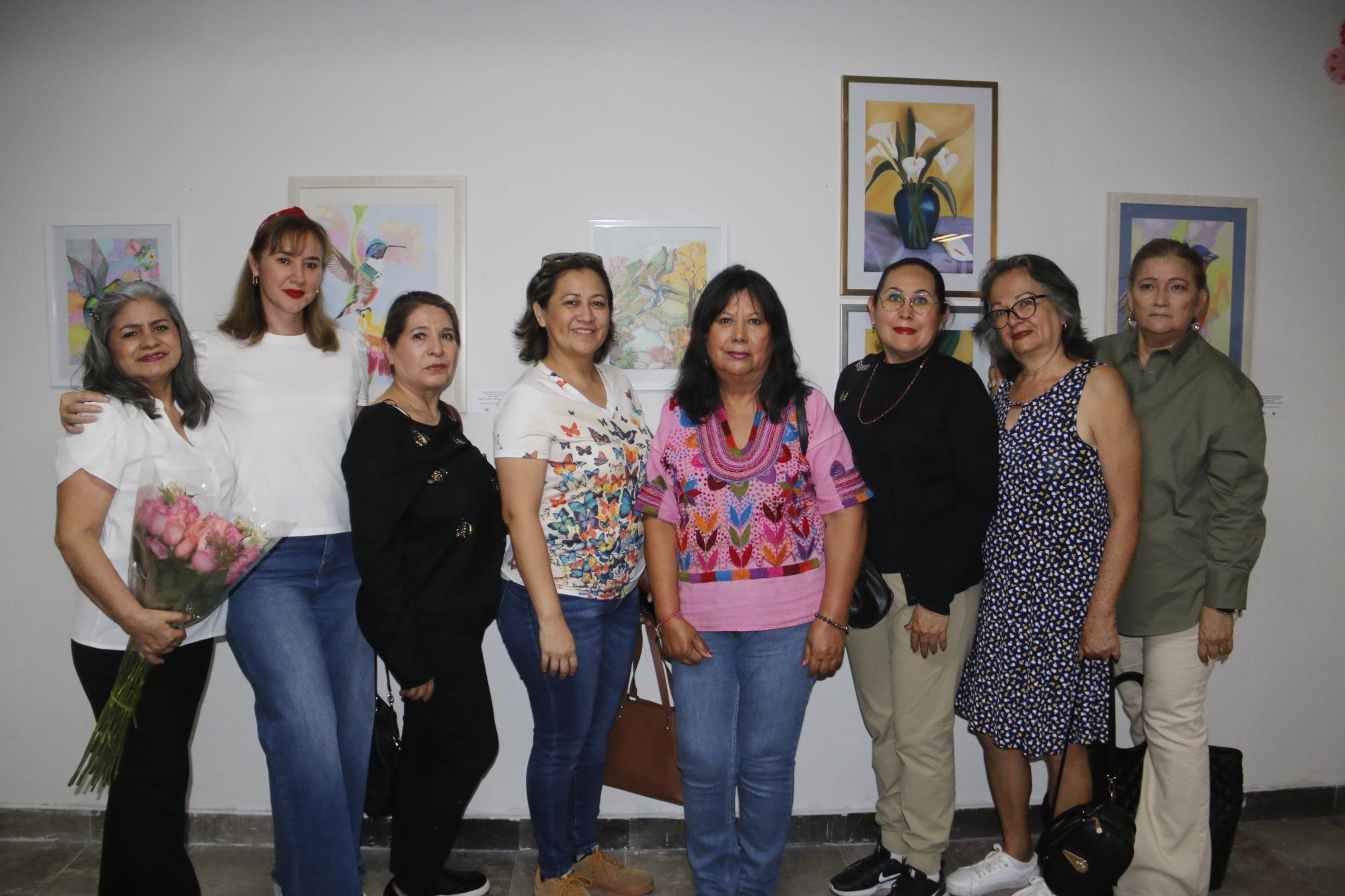 $!La maestra Rosa Amelia Castro con sus alumnas.