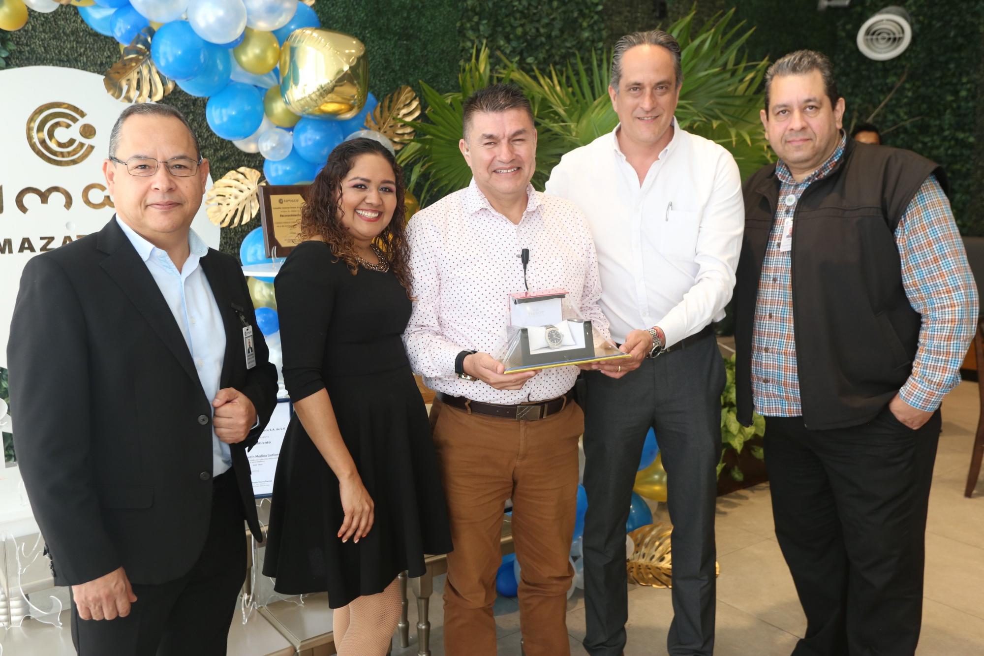 $!Raúl Gutiérrez Pérez, por 25 años laborando en la empresa, recibe su reconocimiento de manos de directivos de Cimaco Mazatlán.