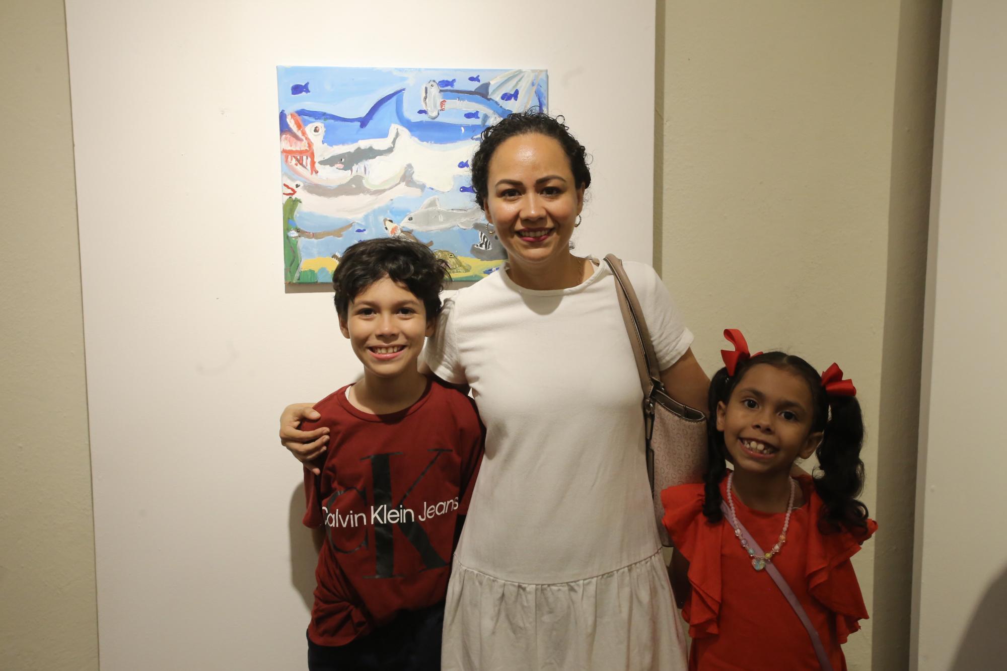 $!Íker Peraza Castañeda entre su mamá, Vianey Castañeda, y su hermana, Zaire.