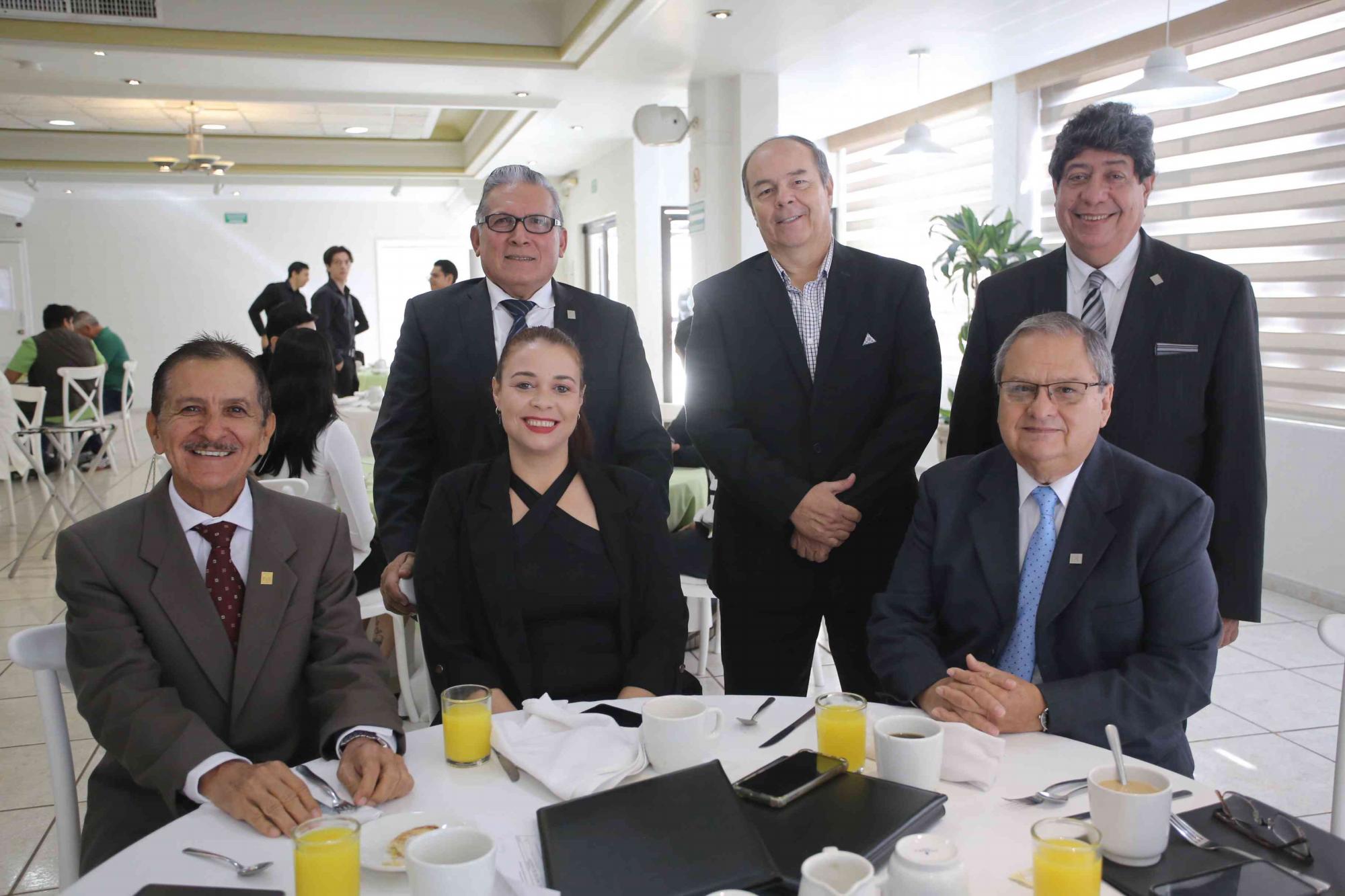 $!Lino Ramírez, Armando Mendia y Noé Álvarez. Sentados, Daniel Figueroa, Luisa Valencia y Amadeo Sánchez.