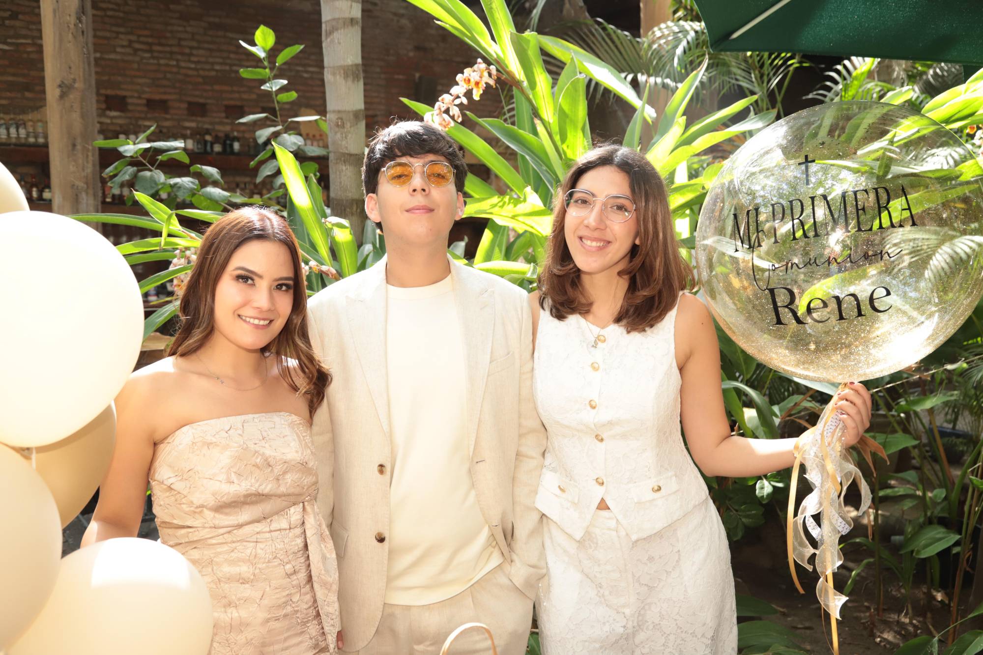 $!René entre sus hermanas Jennifer y Madelline.