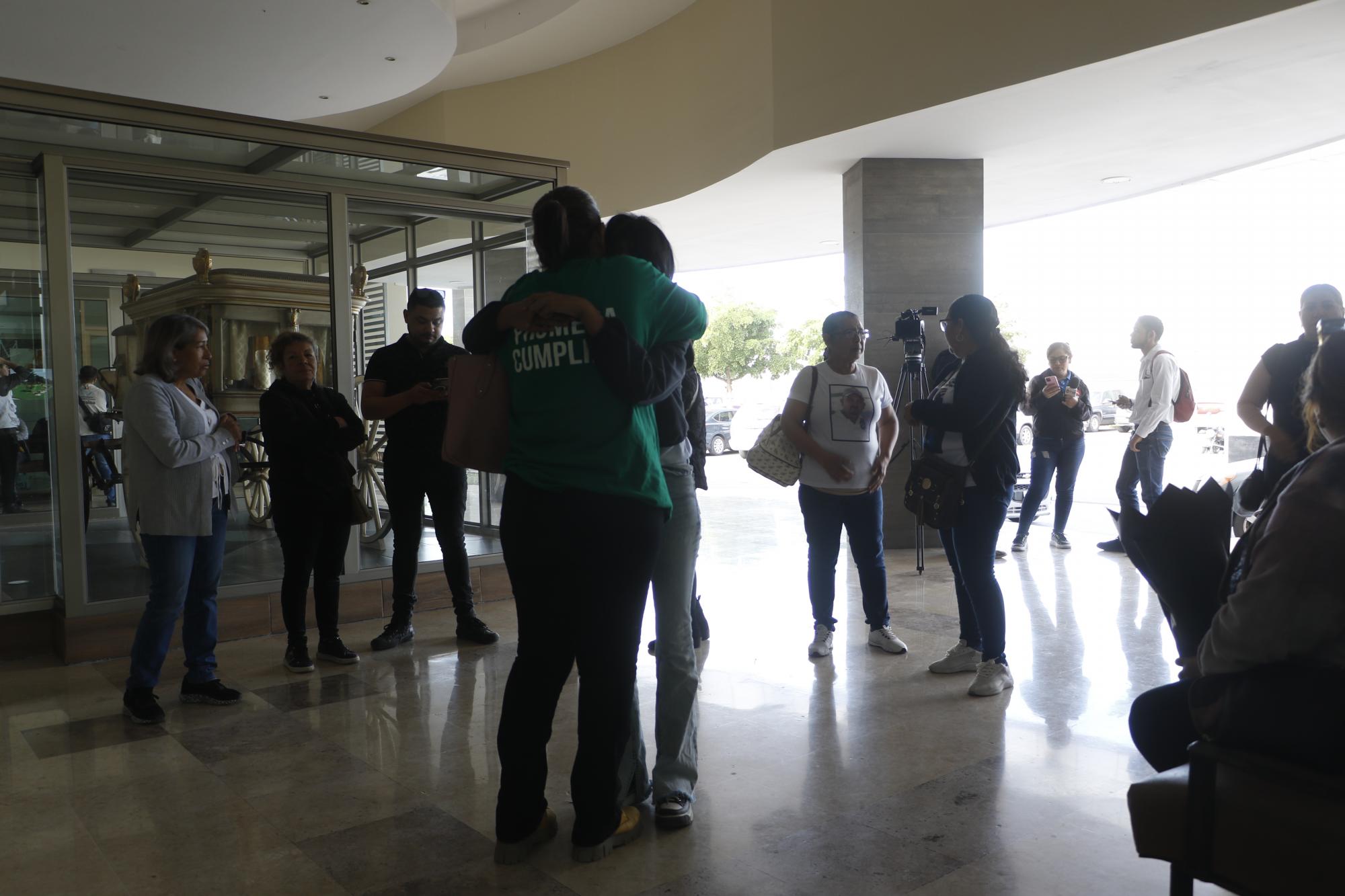 $!Mirna recibió los restos de su hijo en una funeraria privada, que es usada por la FGR como una morgue debido a la falta de instalaciones del Servicio Médico Forense.