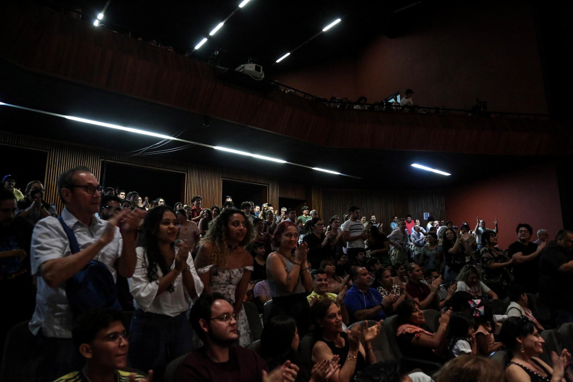 $!El público aplaude de pie el primer concierto de la segunda temporada de la OSSLA.