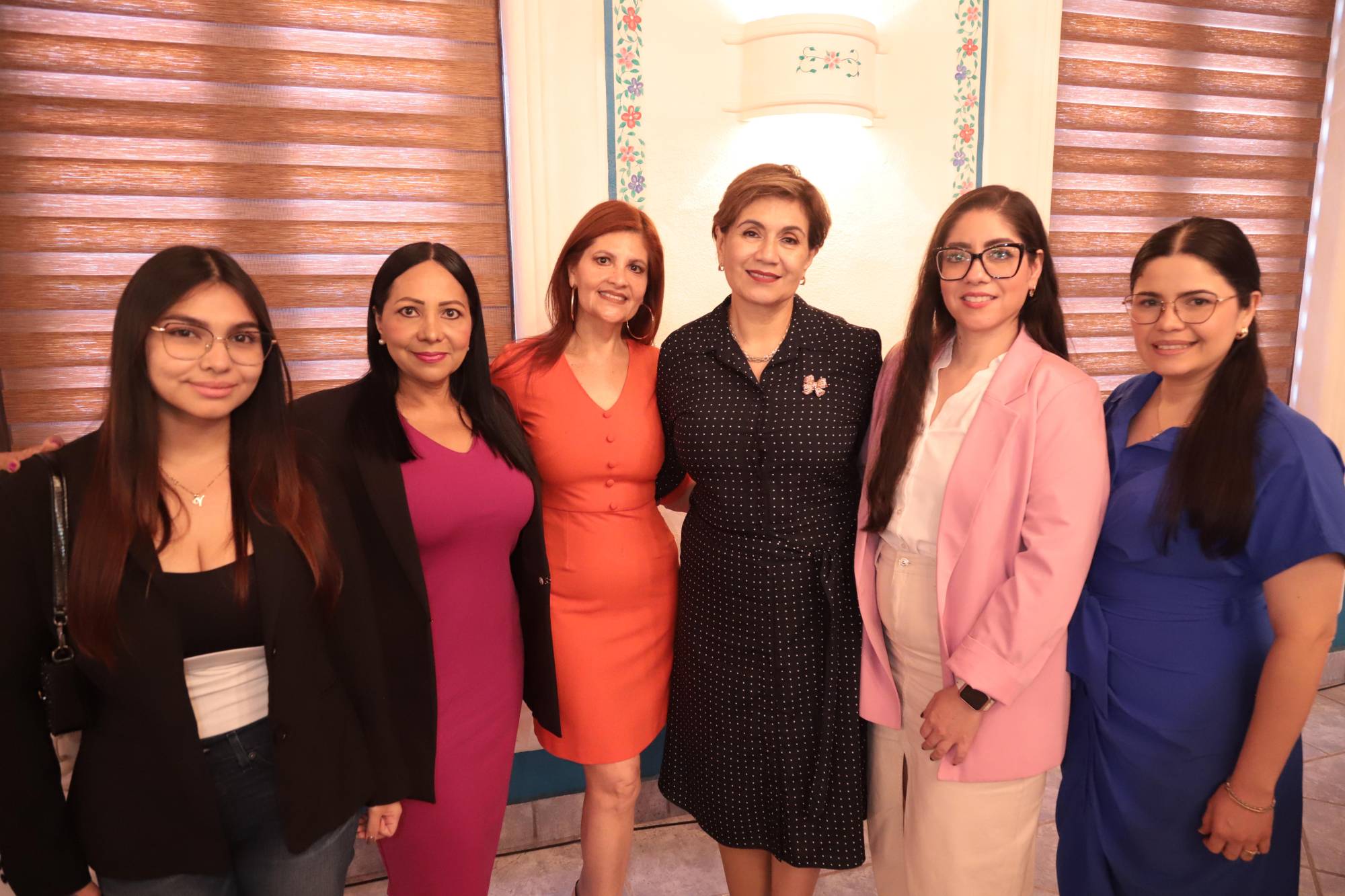 $!Mariana y Claudia Martínez, Isabel Álvarez, Susana Magdalena González, Judith López y María Luisa Tirado.