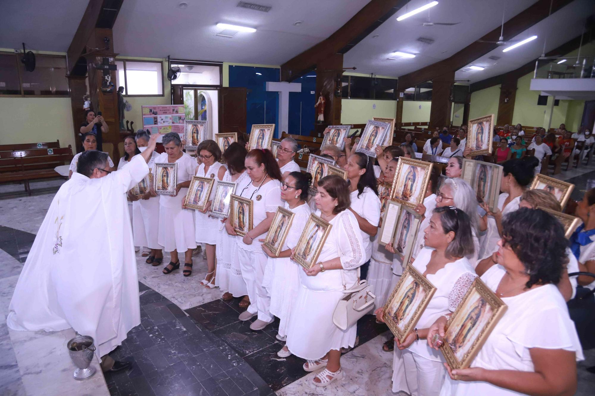 $!El Padre José Luis González al momento de bendecir la imagen de la Virgen Peregrina.