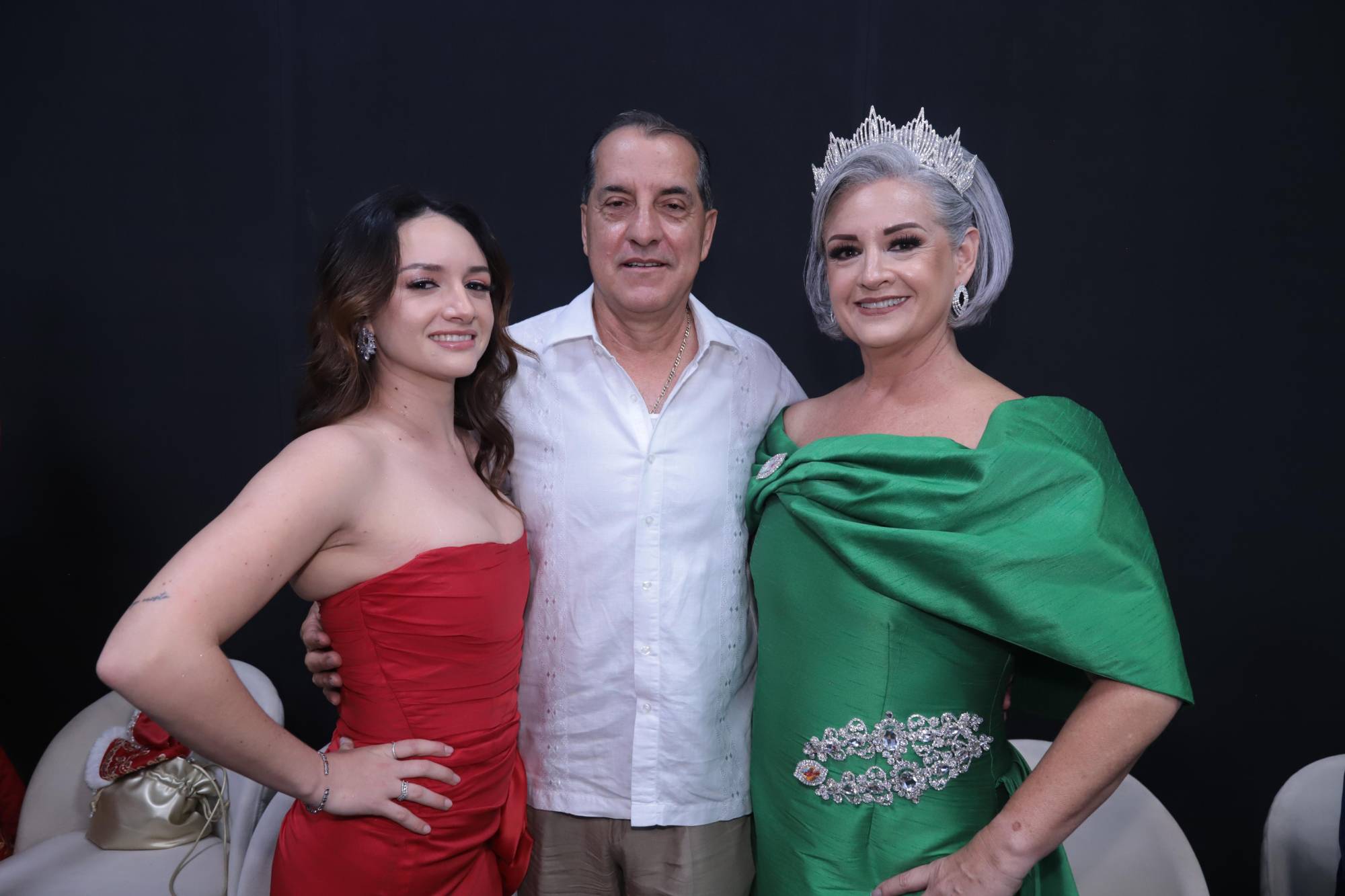 $!María Luisa Ramírez junto a sus papás, Carlos Valdez y Paulina Carrillo Collard, quien fue la Reina Infantil del Carnaval 1975.