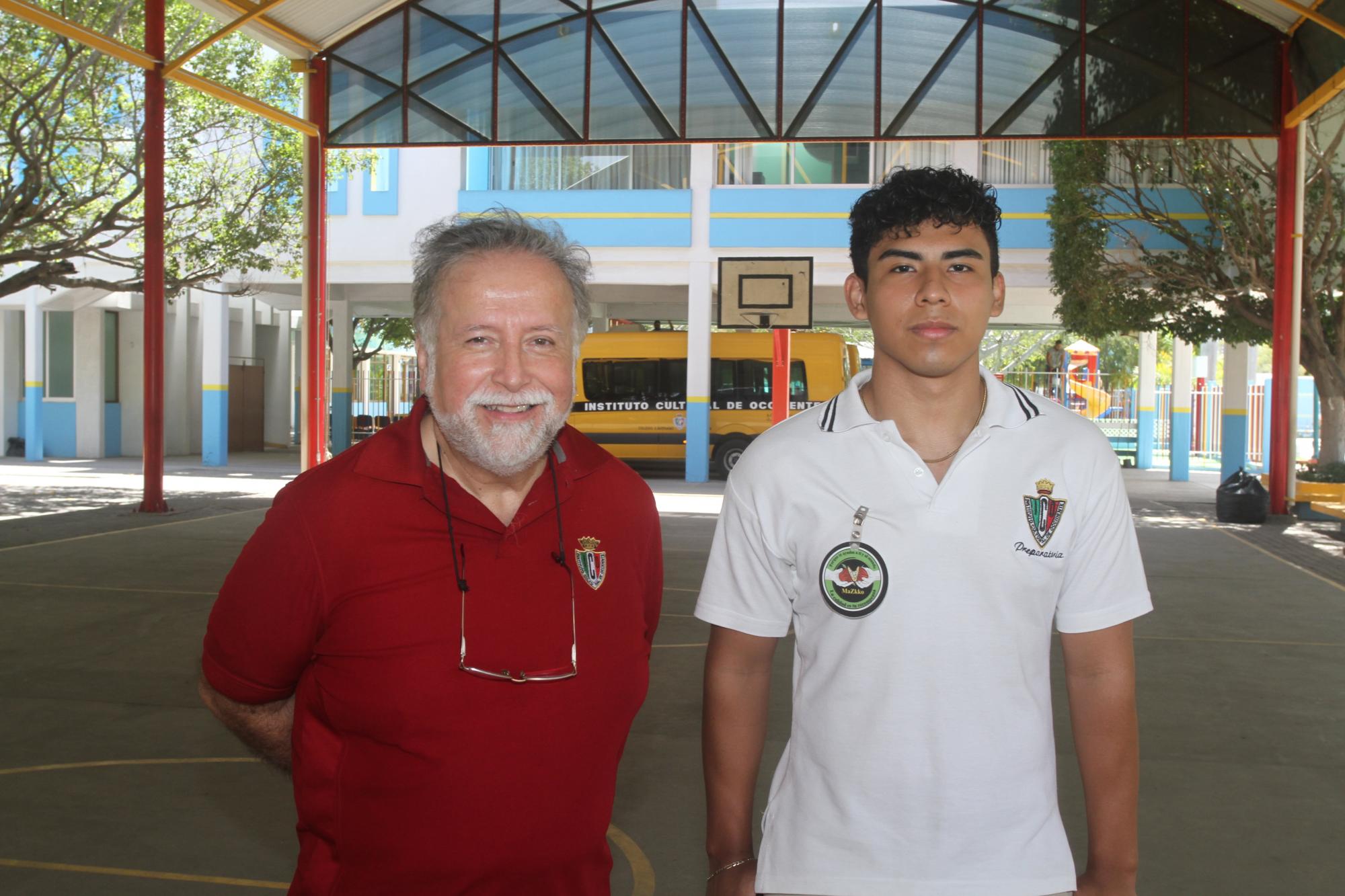 $!El profesor Eugenio María José Juan López junto a su alumno, César Miguel Valencia.