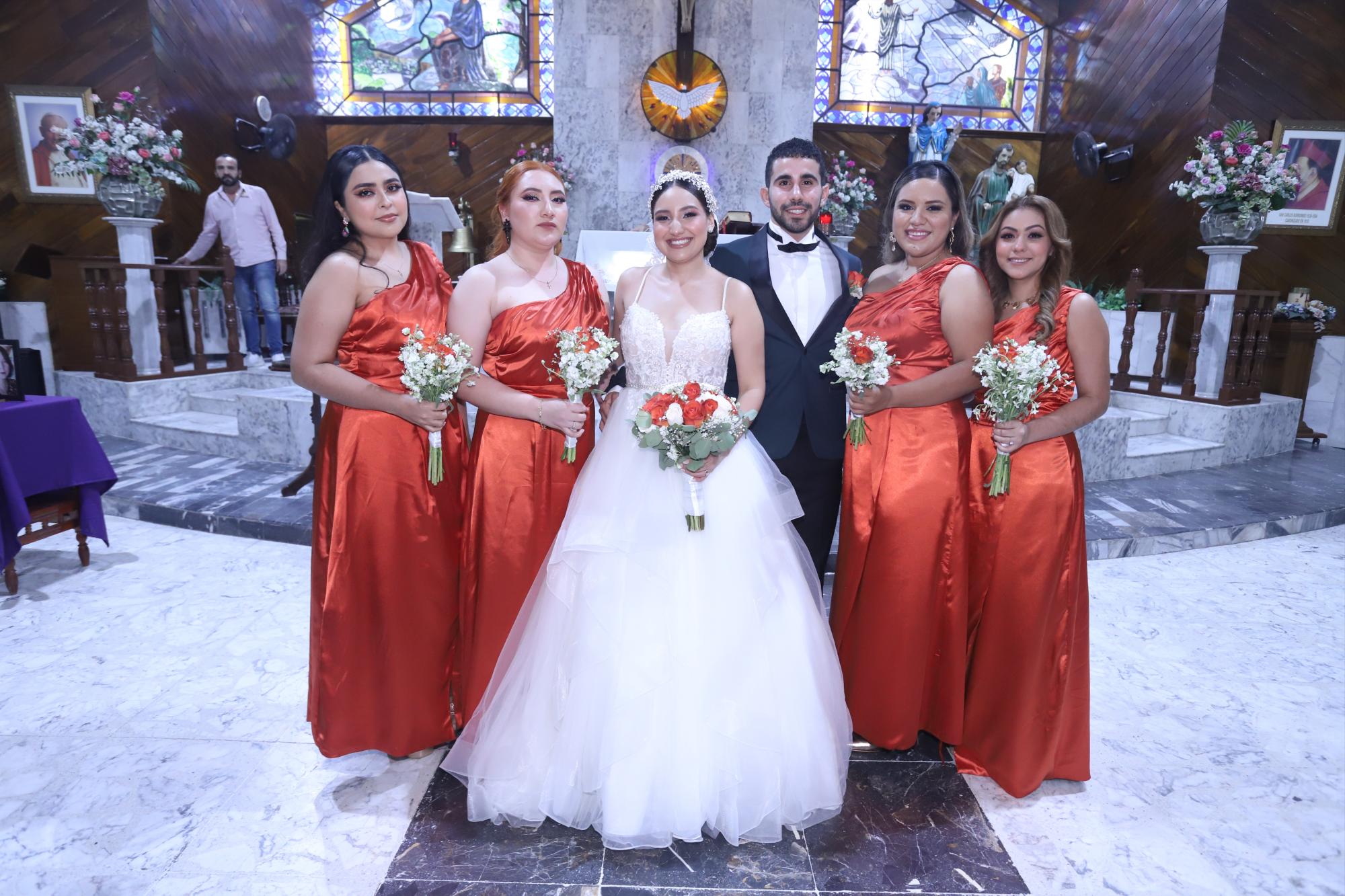 $!Los enamorados entre sus madrinas de ramo, Ceccia Cárdenas, Daniela Rivera, Karla Medina y Sandra Osuna.