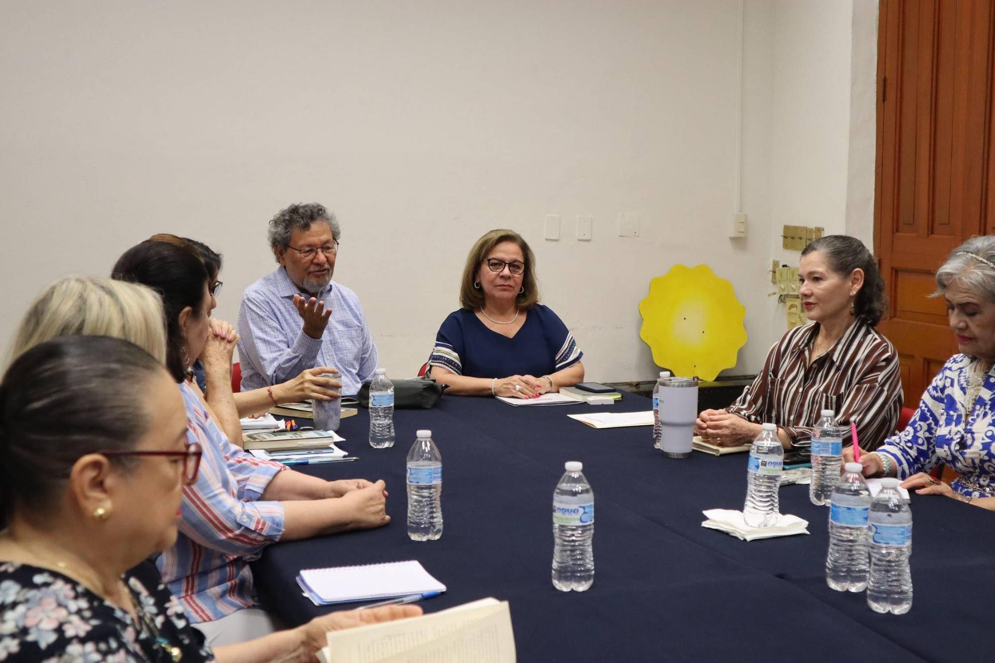 $!Élmer Mendoza, escritor y presidente de El Colegio de Sinaloa, encabezó la reunión.