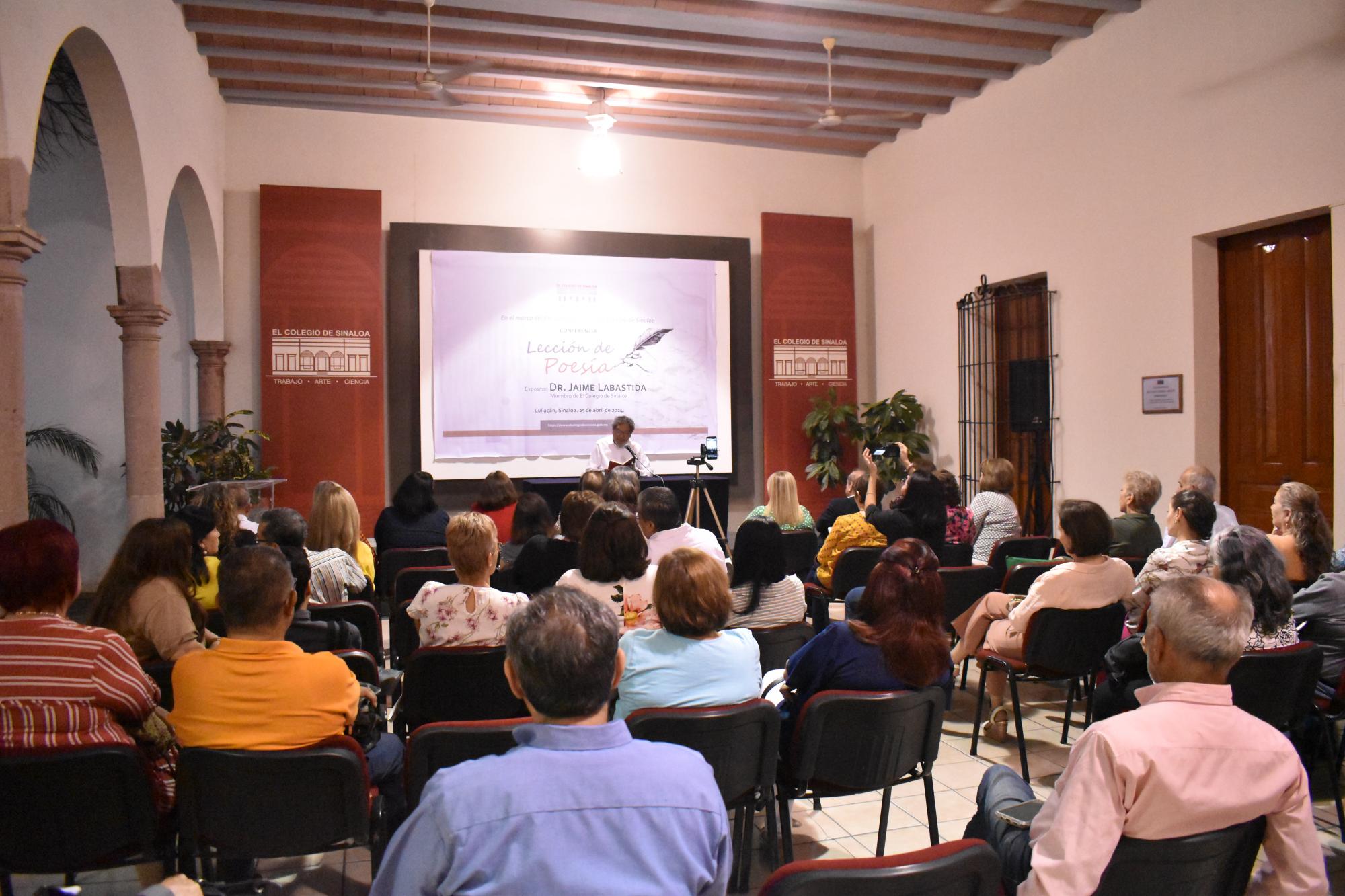 $!El público escuchó atento al autor.