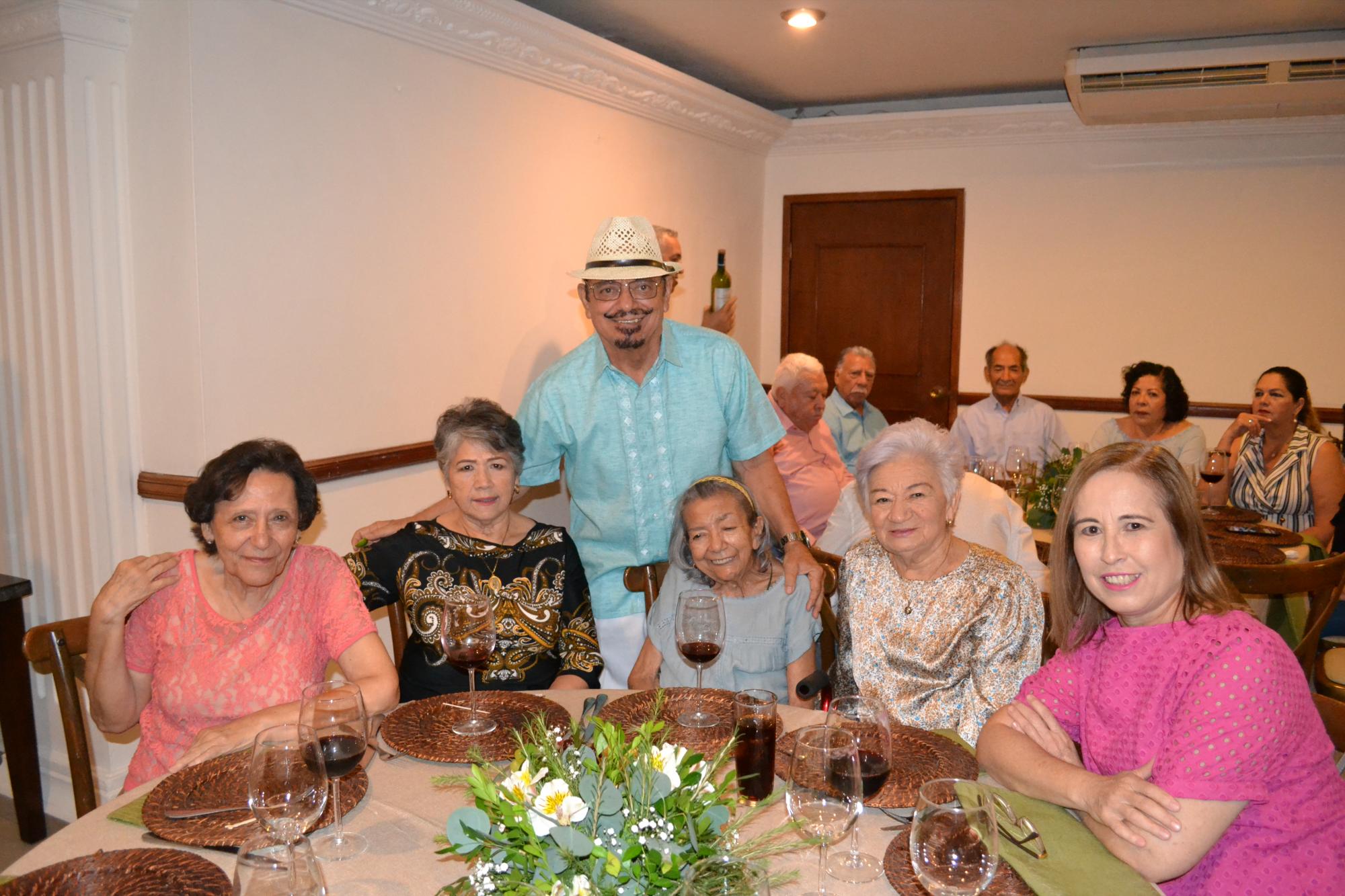 $!Queridas amistades compartieron con Lorenzo su celebración.