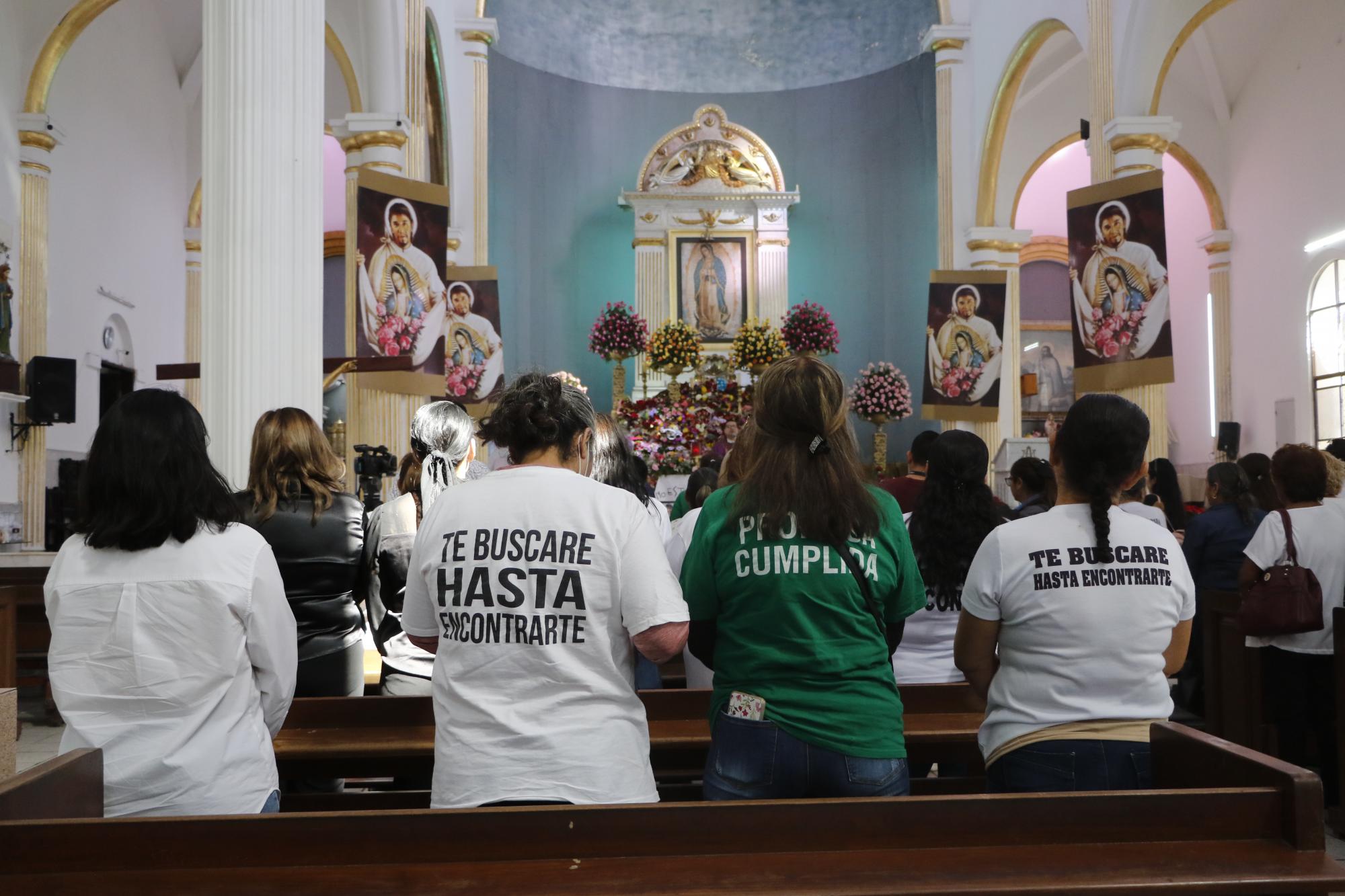 $!Un grupo de Las Rastreadoras de El Fuerte acompañaron a Mirna en la misa católica que se celebró en el Santuario de Guadalupe, en Los Mochis, para despedir a su hijo.