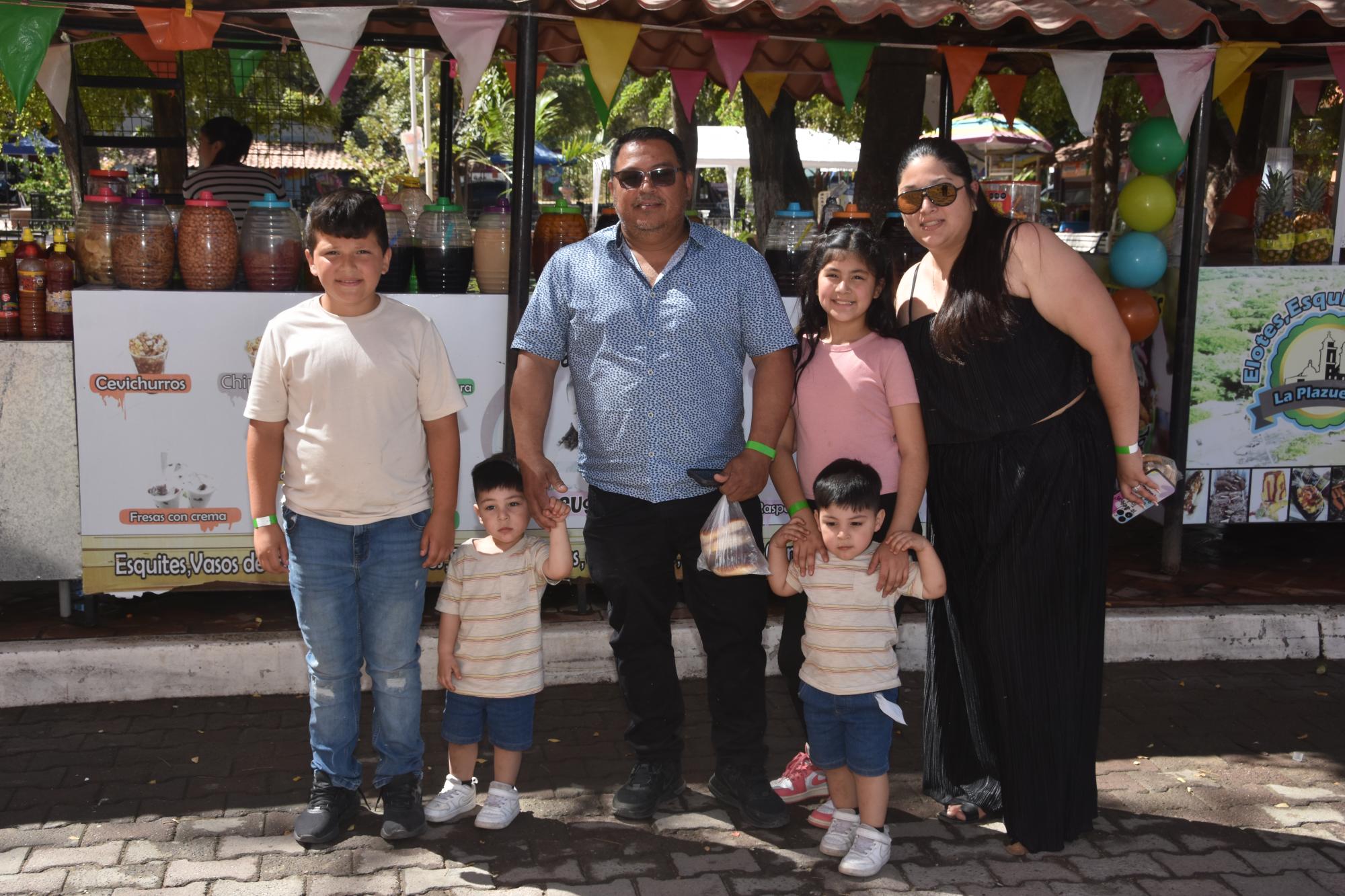 $!La familia Ramos en un paseo por Imala.