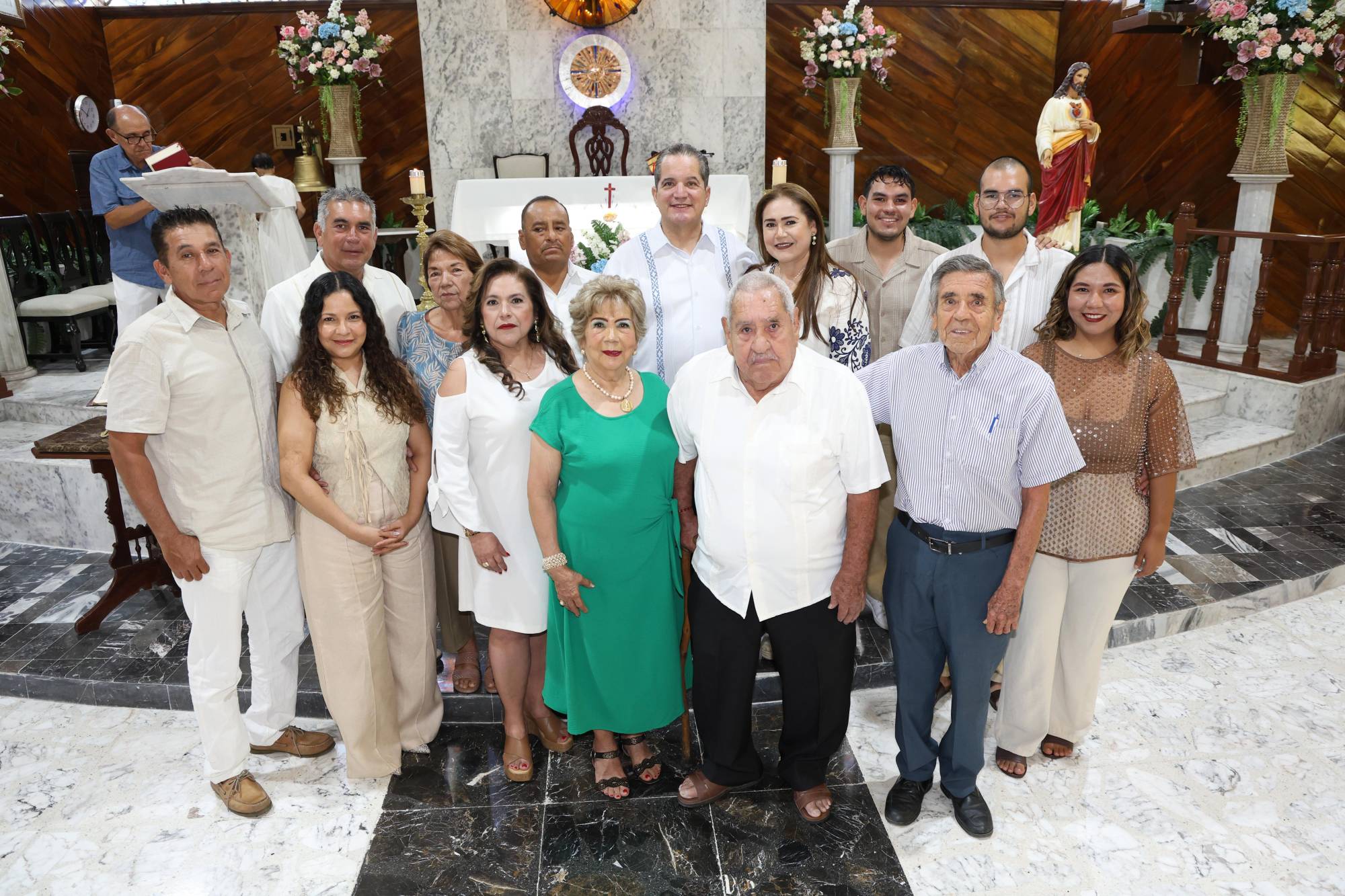 $!Familiares de Lucy Calleros de Soto y José Luis Soto los acompañaron durante la misa de acción de gracias.