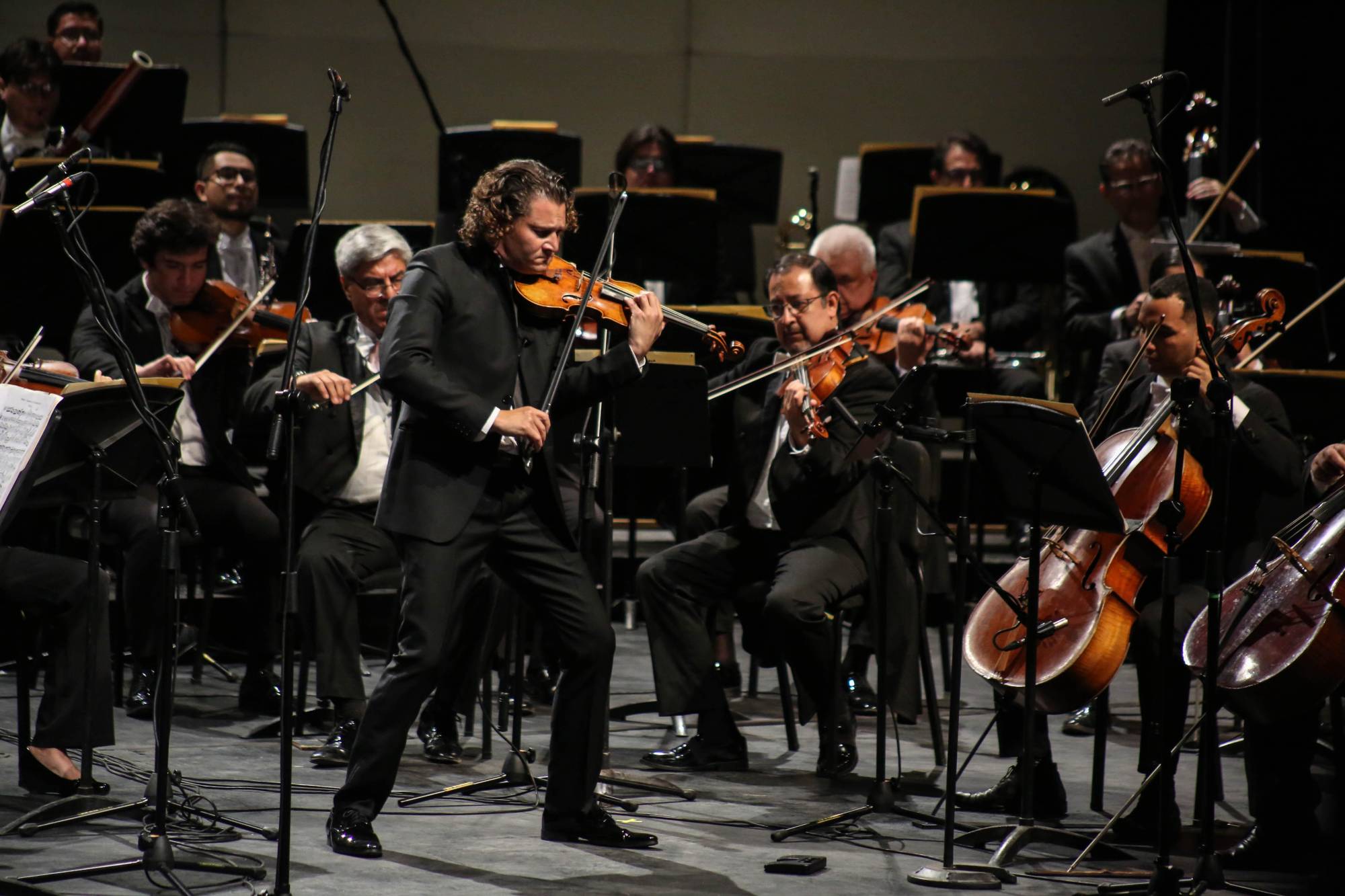 $!El director de la OSSLA, Alexandre Da Costa, participó a demás como violinista.
