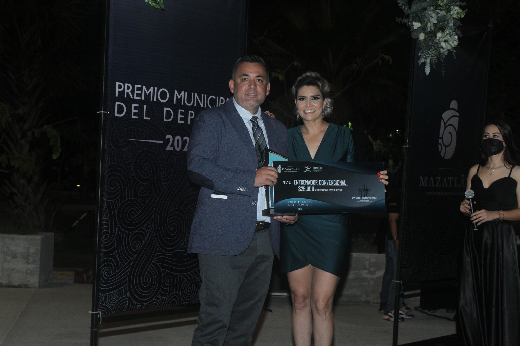 $!Radamés Hernández recibe su reconocimiento de manos de Fabiola Verde.