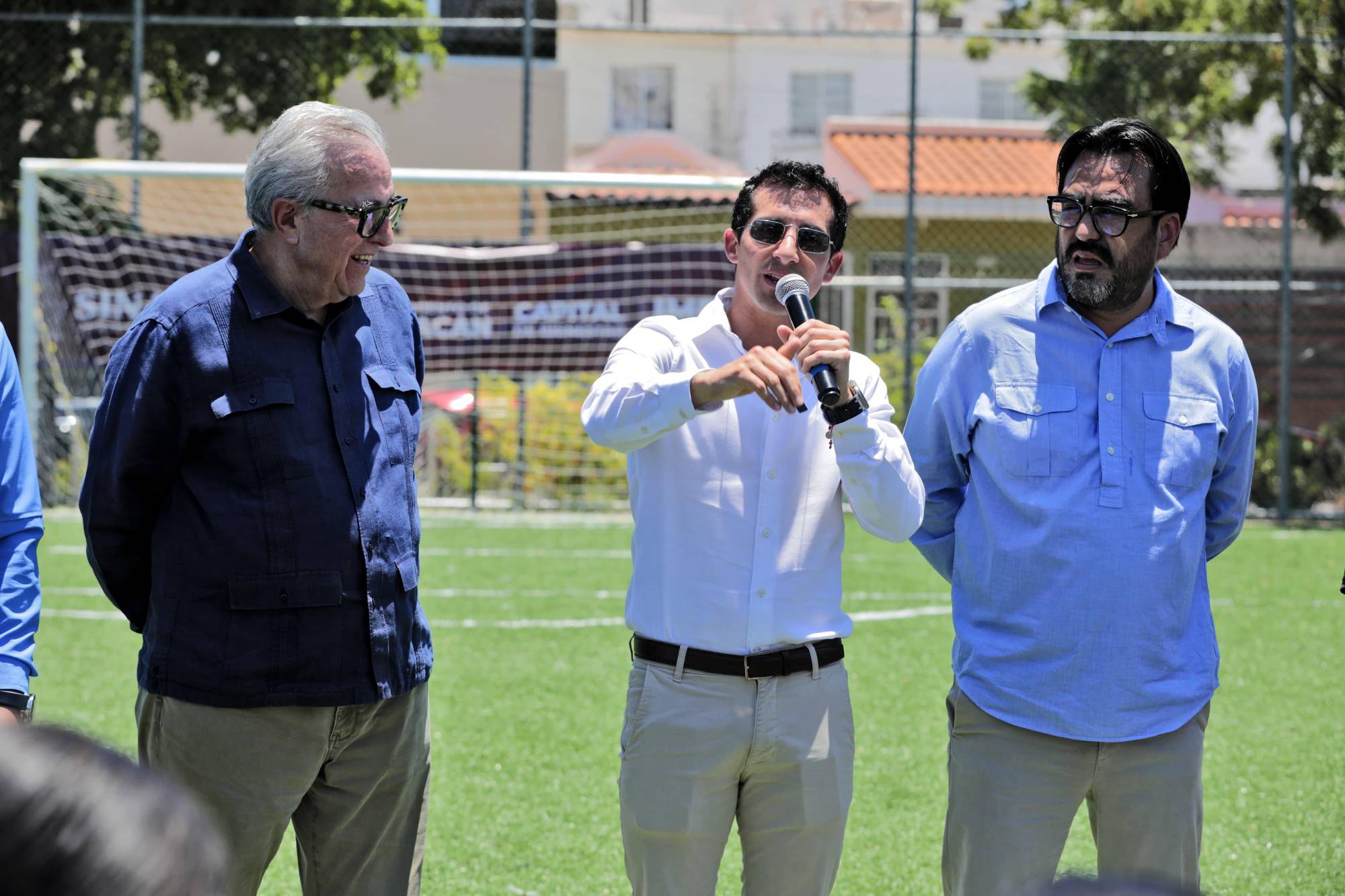 $!Inaugura Rommel Pacheco cancha de futbol con pasto sintético, en Culiacán