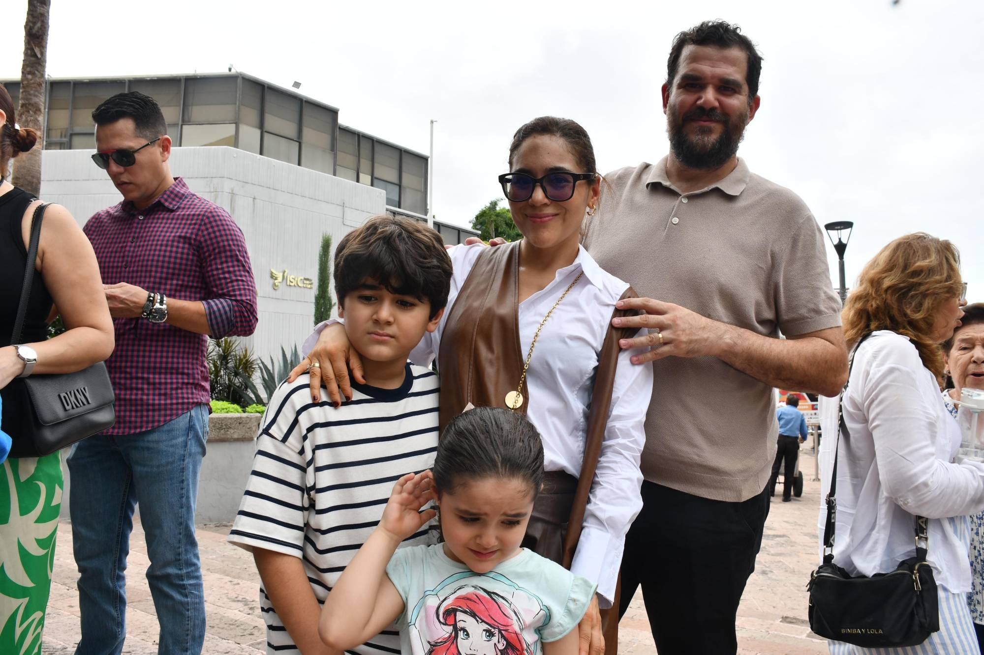 $!Saúl Hurtado García y Denisse Carrillo con los pequeños Eliette y Leonardo.