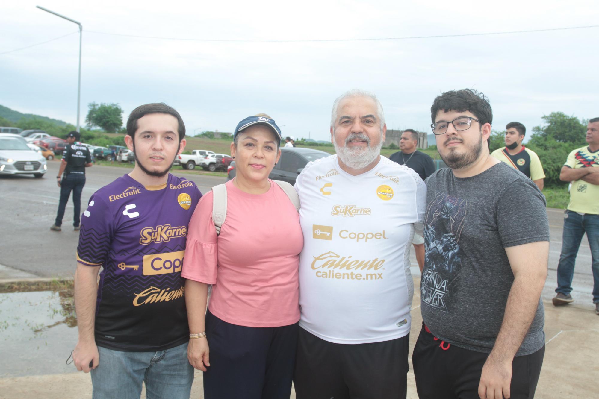 $!La familia Aragón Sánchez de Culiacán de visita en el puerto.