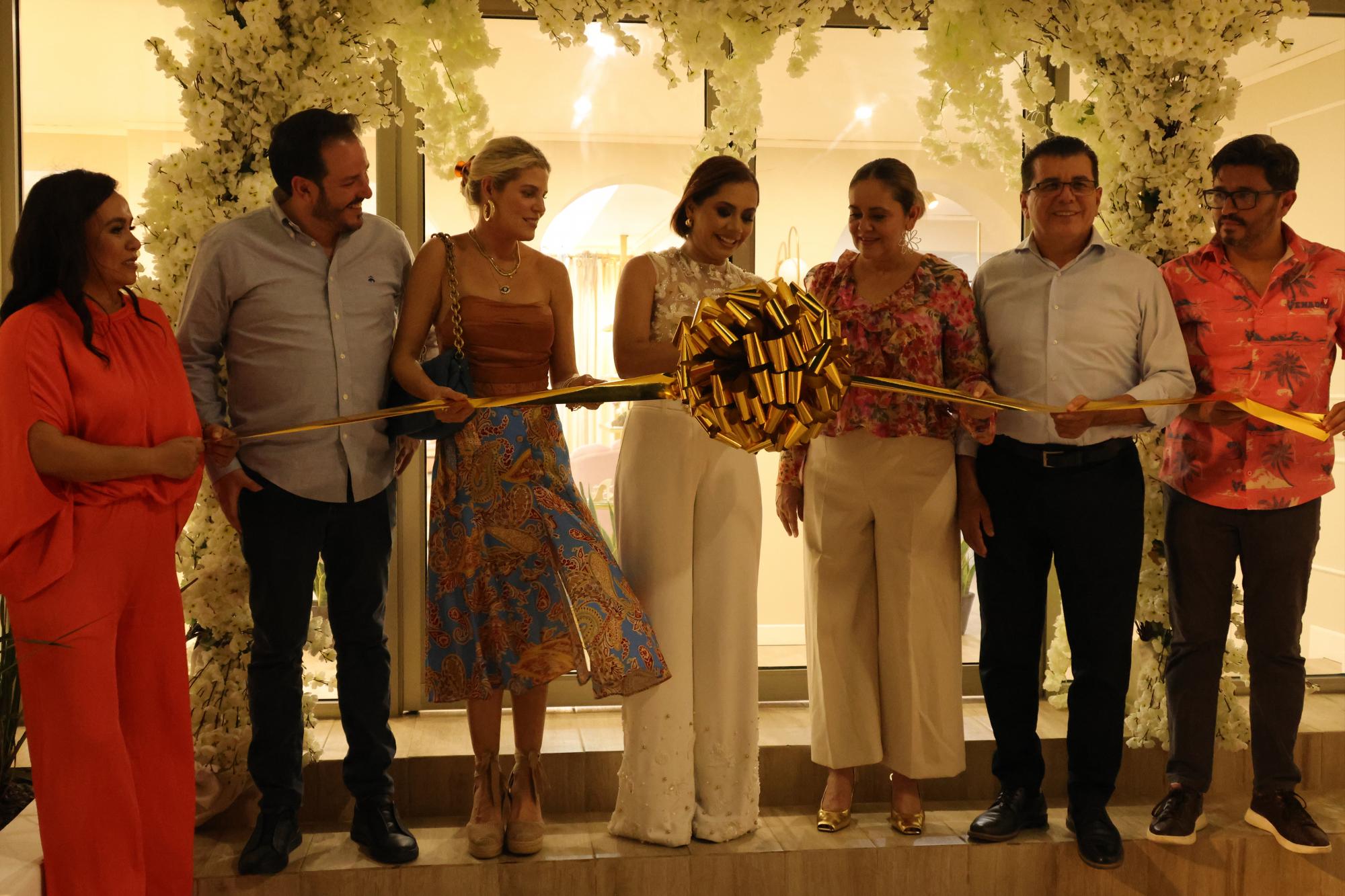 $!Autoridades estatales y municipales acompañaron a Anahí Rodríguez en el corte del listón inaugural.