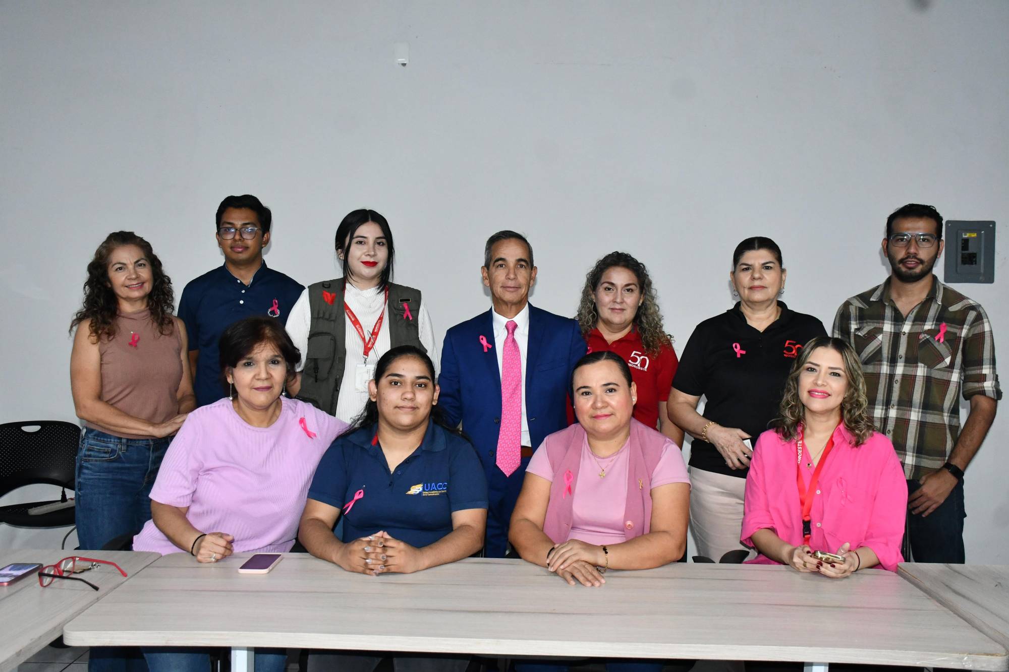 $!El médico con personal de Noroeste.