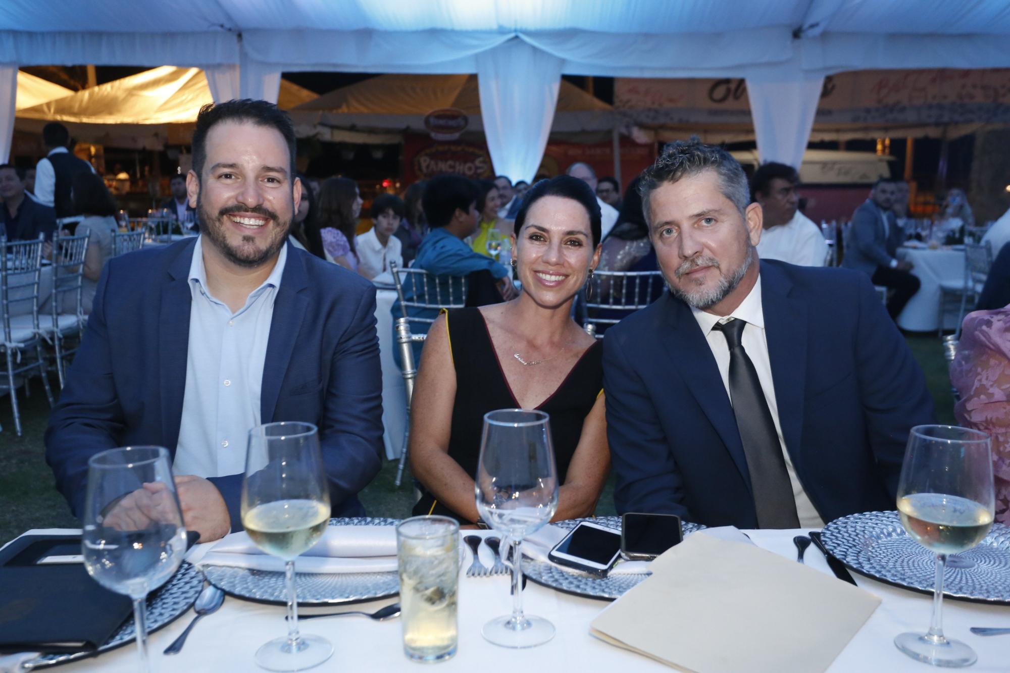 $!Ricardo Velarde junto a Daniela Rodríguez de Becerra y Rodrigo Becerra.