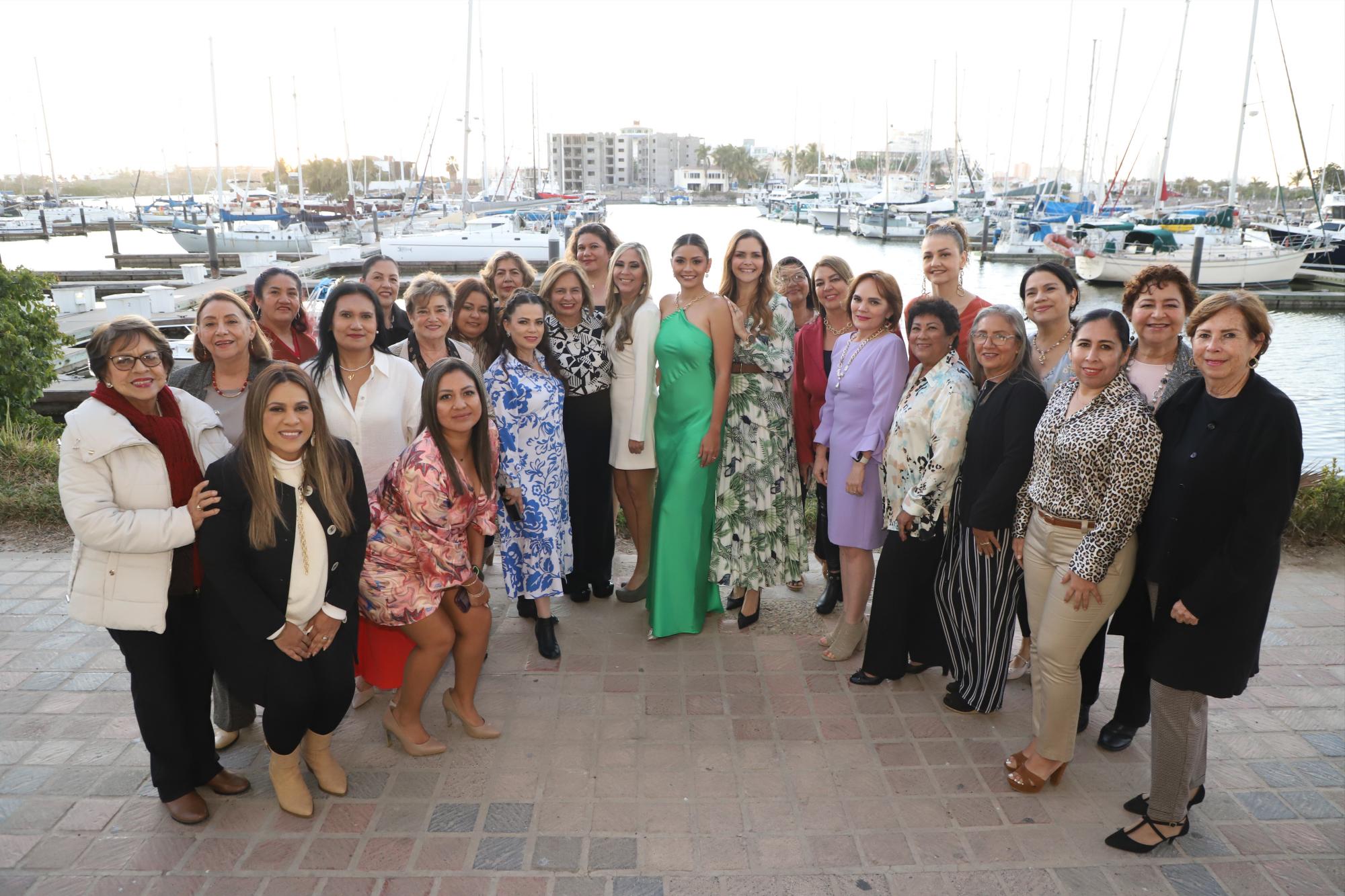 $!Amigas y familiares de Ámbar Marbella la acompañaron ese día tan especial.