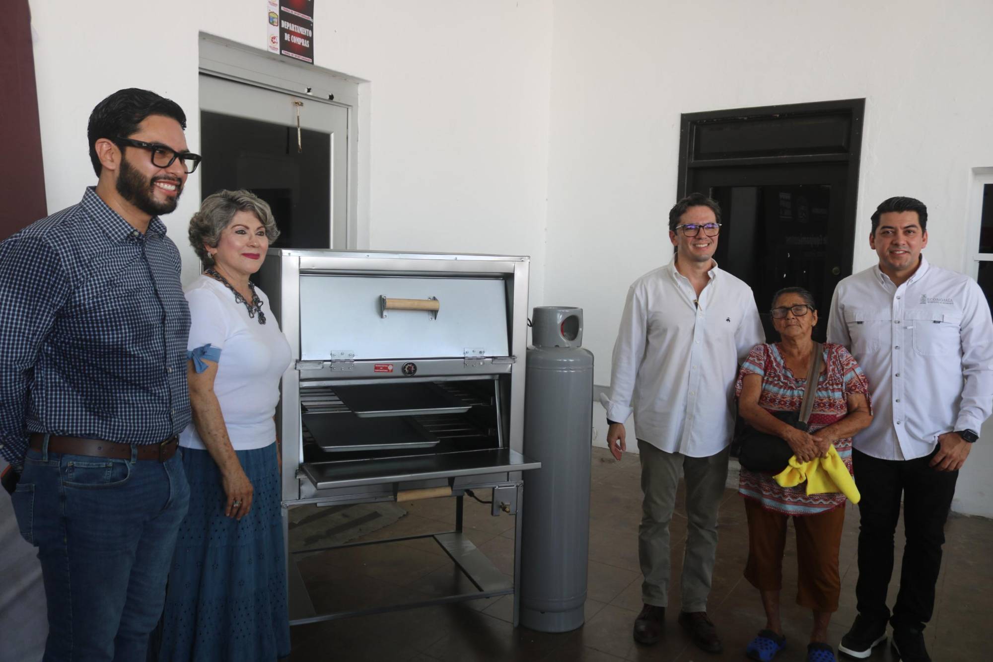 $!Entregan equipos productivos a emprendedores en Escuinapa