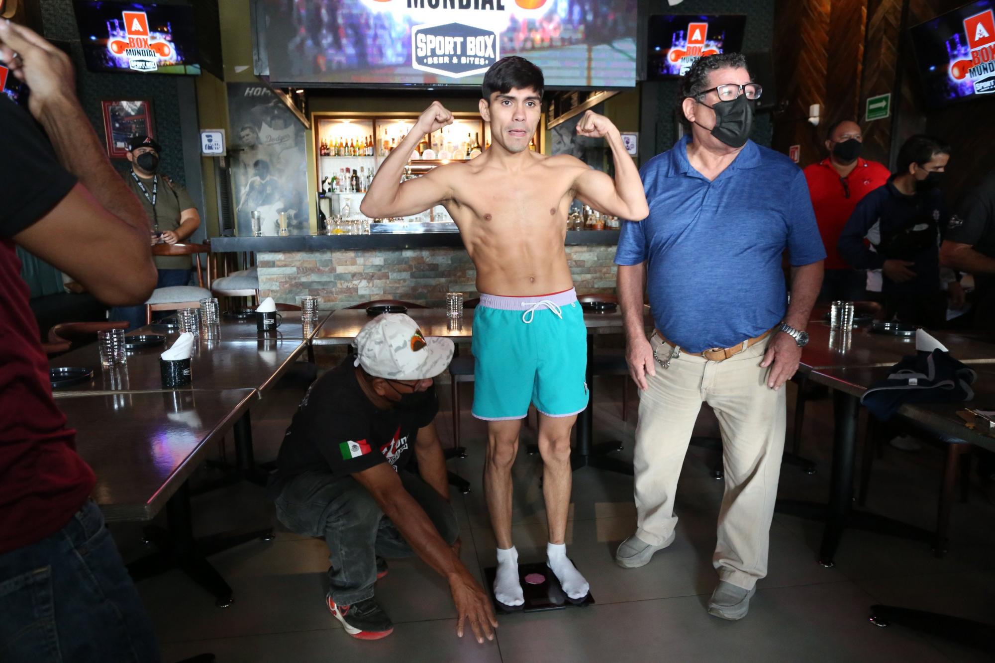 $!Pedro Guevara supera la ‘romana’ de cara a su pelea de este jueves ante Roberto López