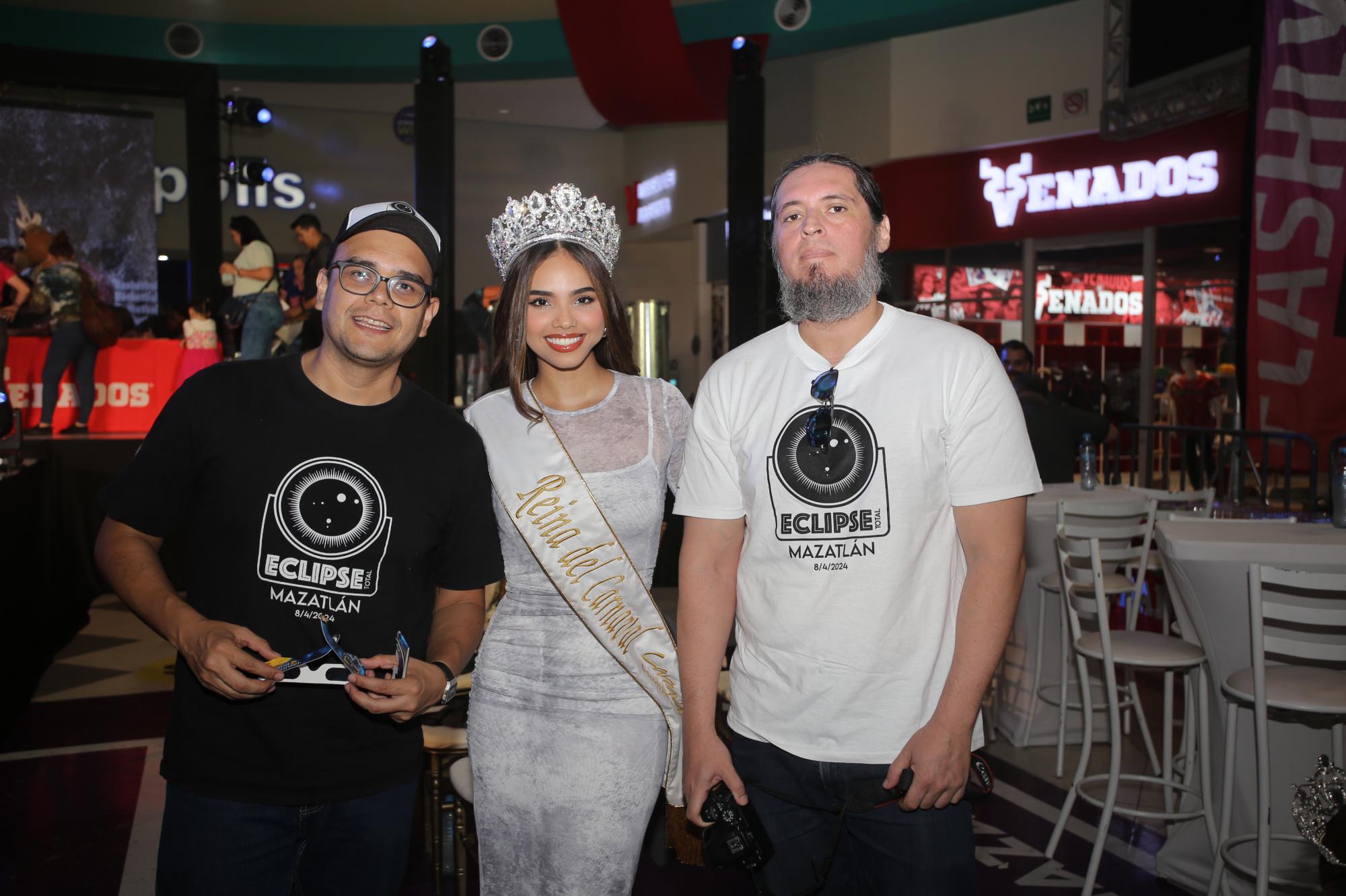 $!Carolina Ruelas, Reina del Carnaval 2024, entre David Esquivel y Édgar López, integrantes de la Sociedad Astronómica Mazatleca.