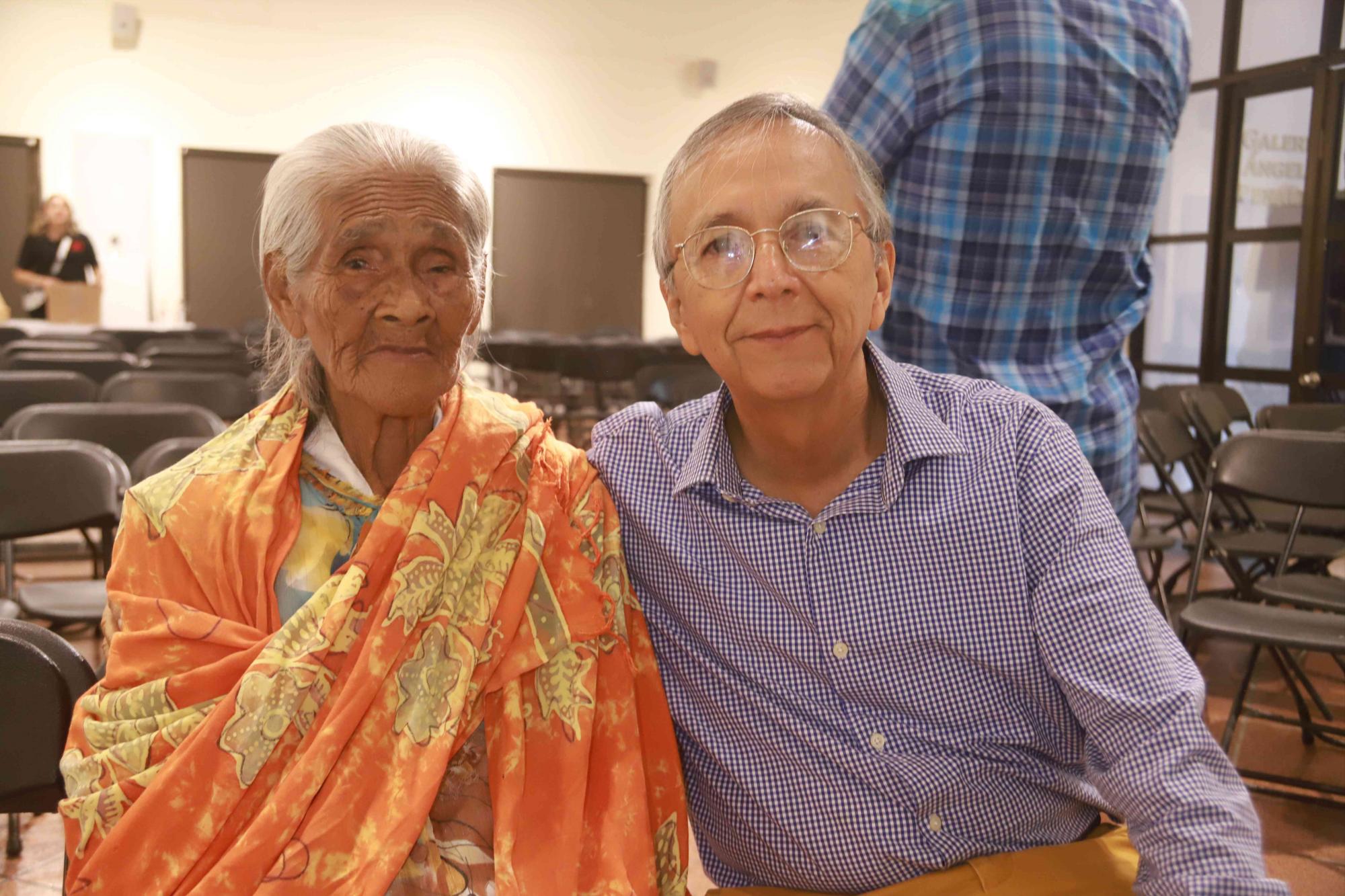 $!La señora Sebastiana con Arturo Santamaría.