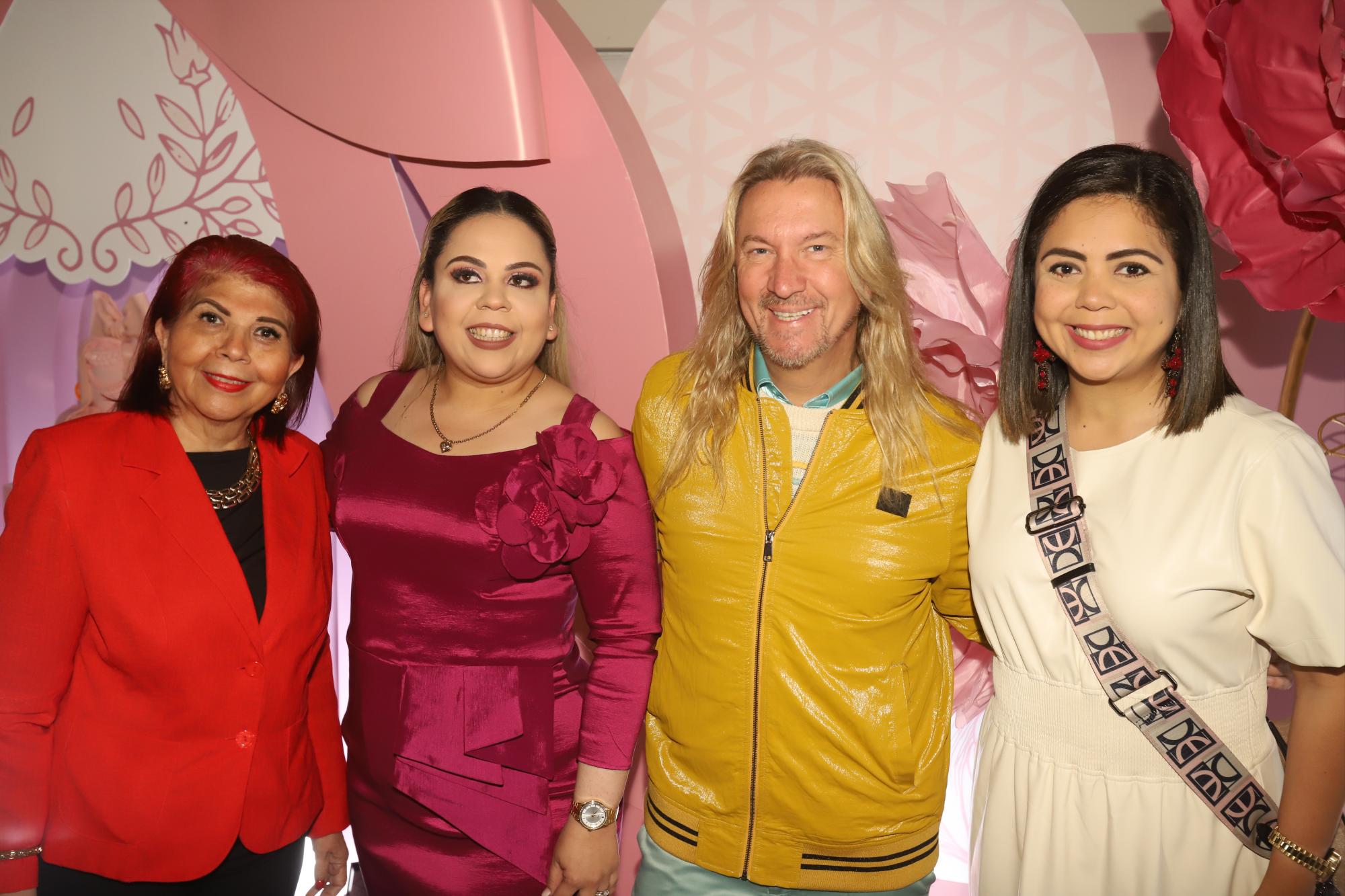 $!Javier Ceriani, conductor del programa Chisme No Like, entre Carmelita Salazar, Carmen Alicia y María José Salazar Reyes.