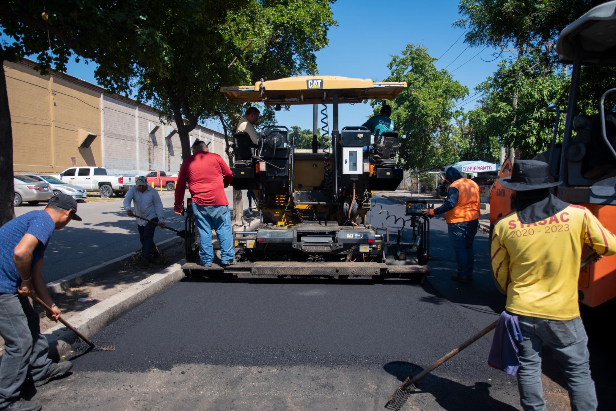 $!En distintos puntos de Culiacán, realizan trabajos de reacondicionamiento vial