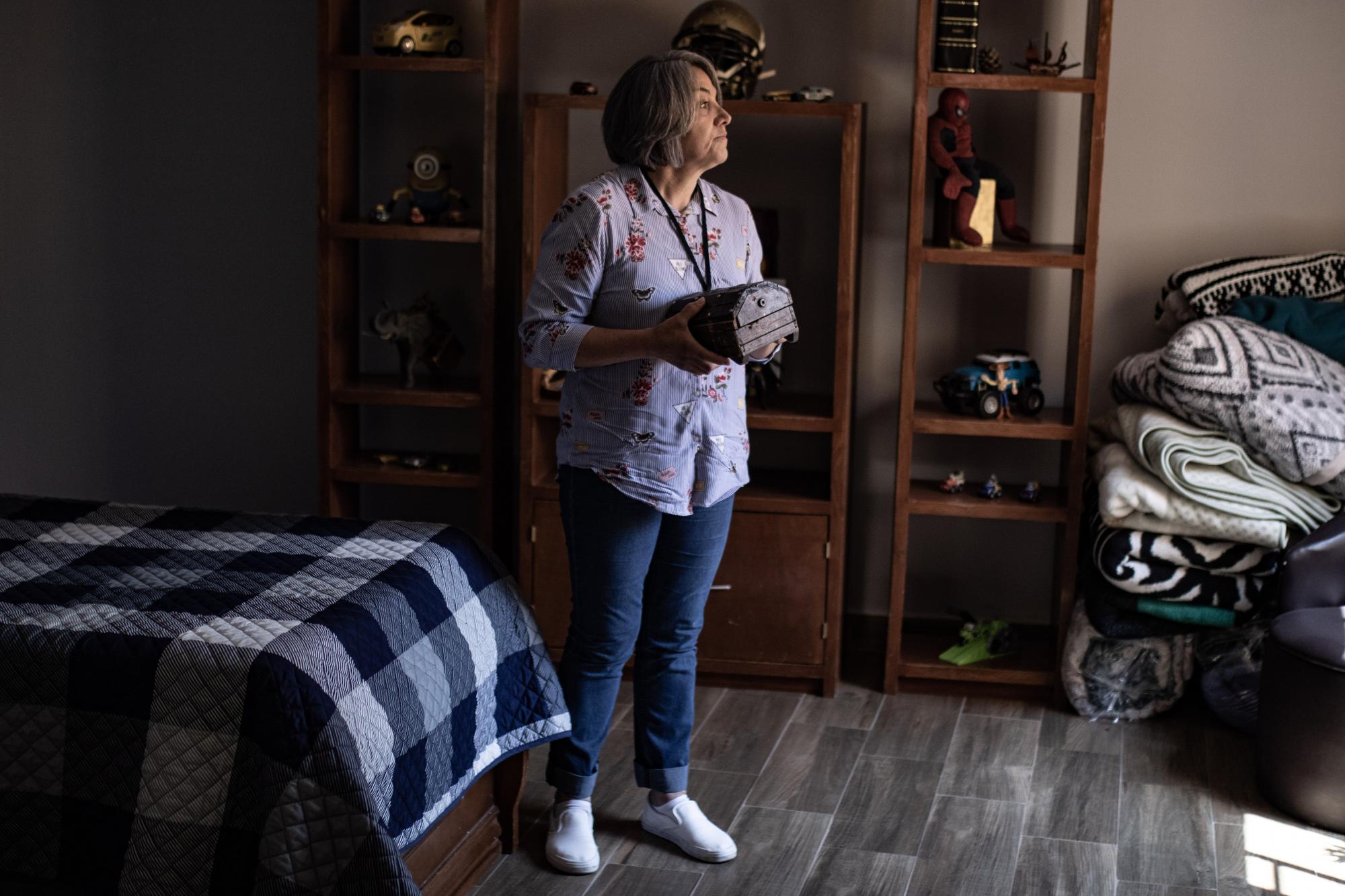 $!Con los ojos color azul-gris, iguales a los de su madre, Jorge Salinas devoraba novelas clásicas y libros sobre salud que permanecen hasta hoy en su cuarto, junto con su ropa, su cama tendida y sus tenis favoritos.