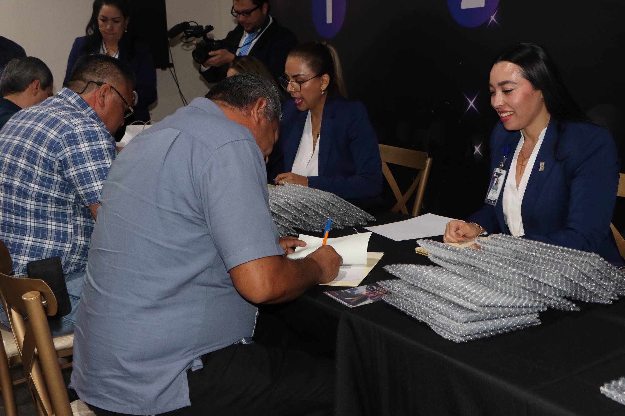 $!Socios recibiendo sus estímulos de Jubilación.