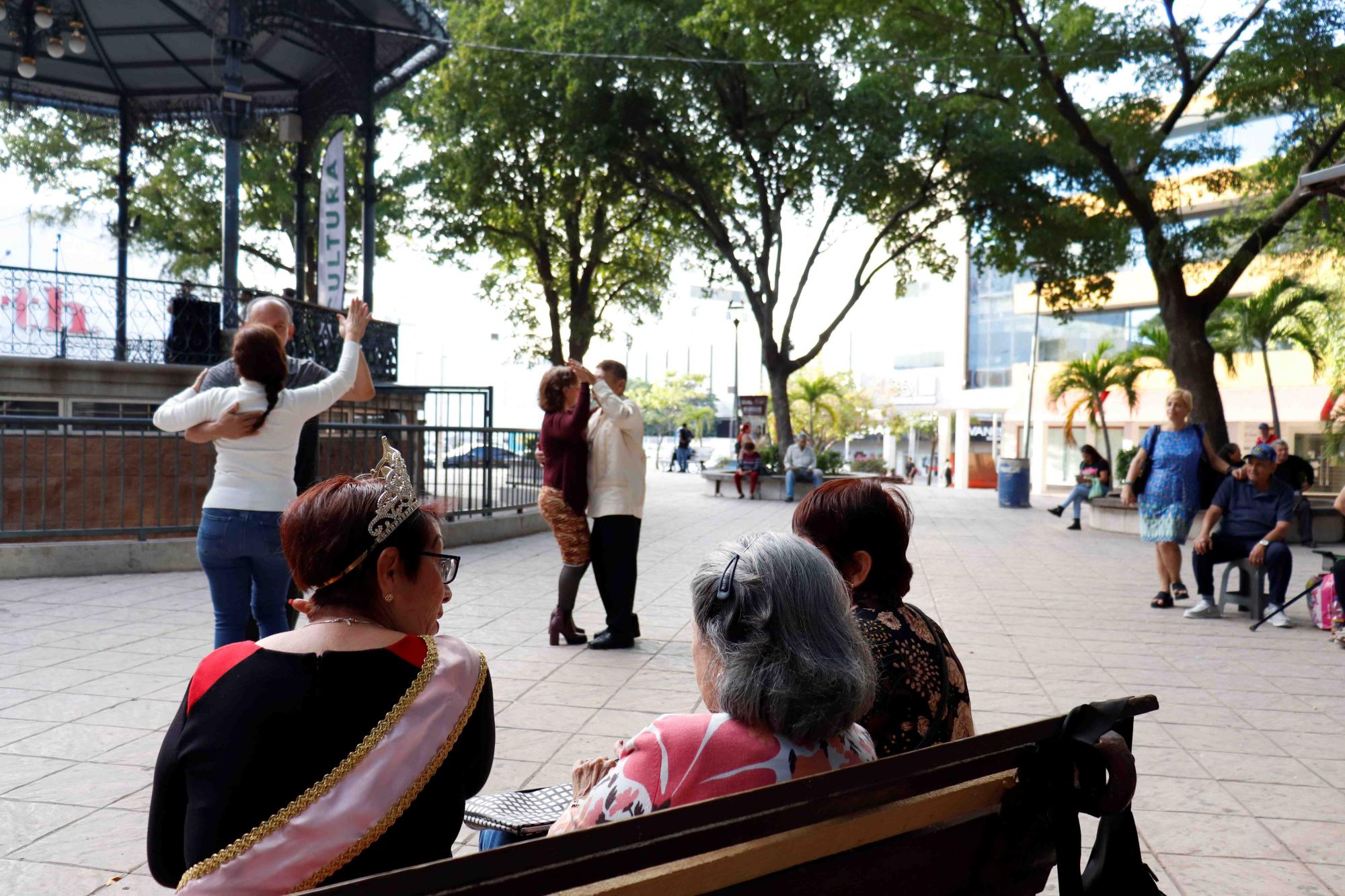 $!Parejas se reúnen para bailar al ritmo de la música de grandes orquestas.