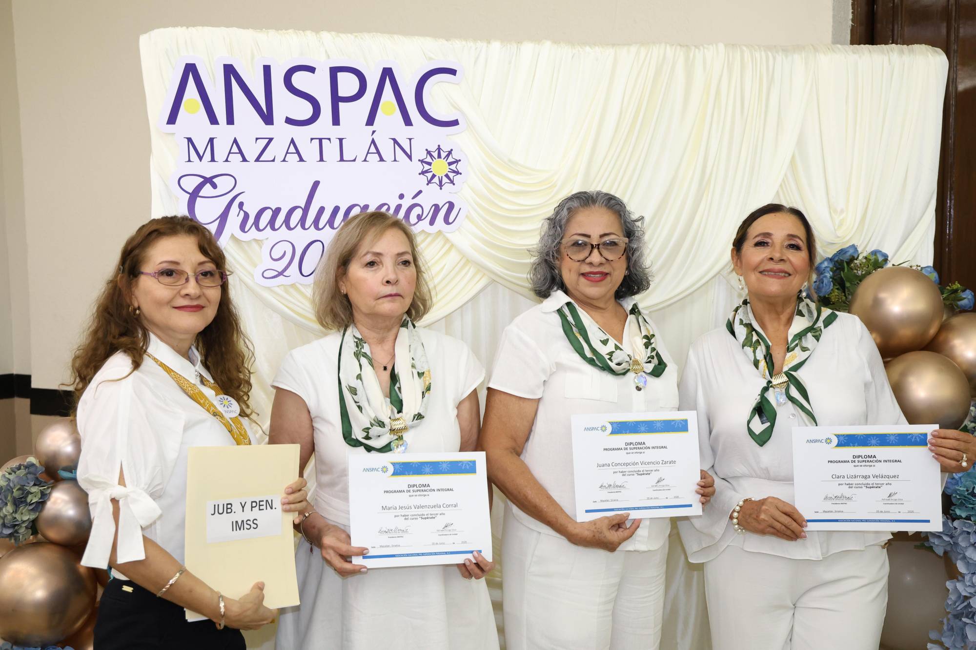 $!La animadora Adriana Arciga, de la Unidad Jubilados y Pensionados, junto a las graduadas María Jesús Valenzuela, Juan Concepción Vicencio y Clara Lizárraga.