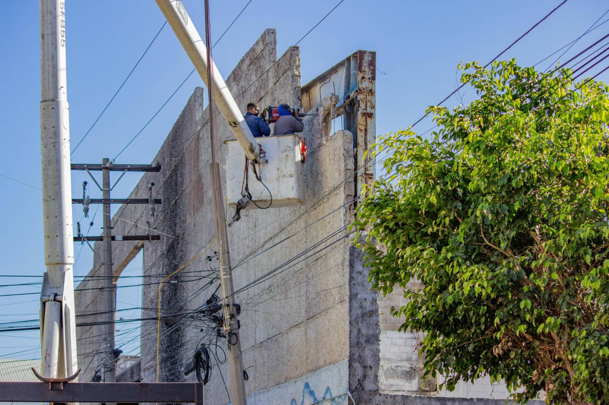 $!Inicia Gobierno de Mazatlán demolición de barda perimetral de antigua tienda del ISSSTE