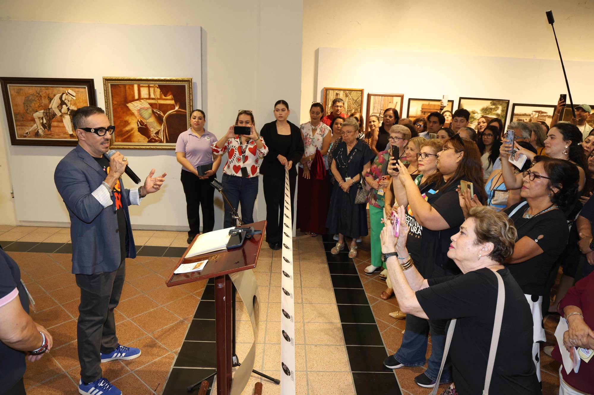 $!Rafael Ávila Tirado, organizador de la exposición, dirigió un mensaje durante la ceremonia inaugural.
