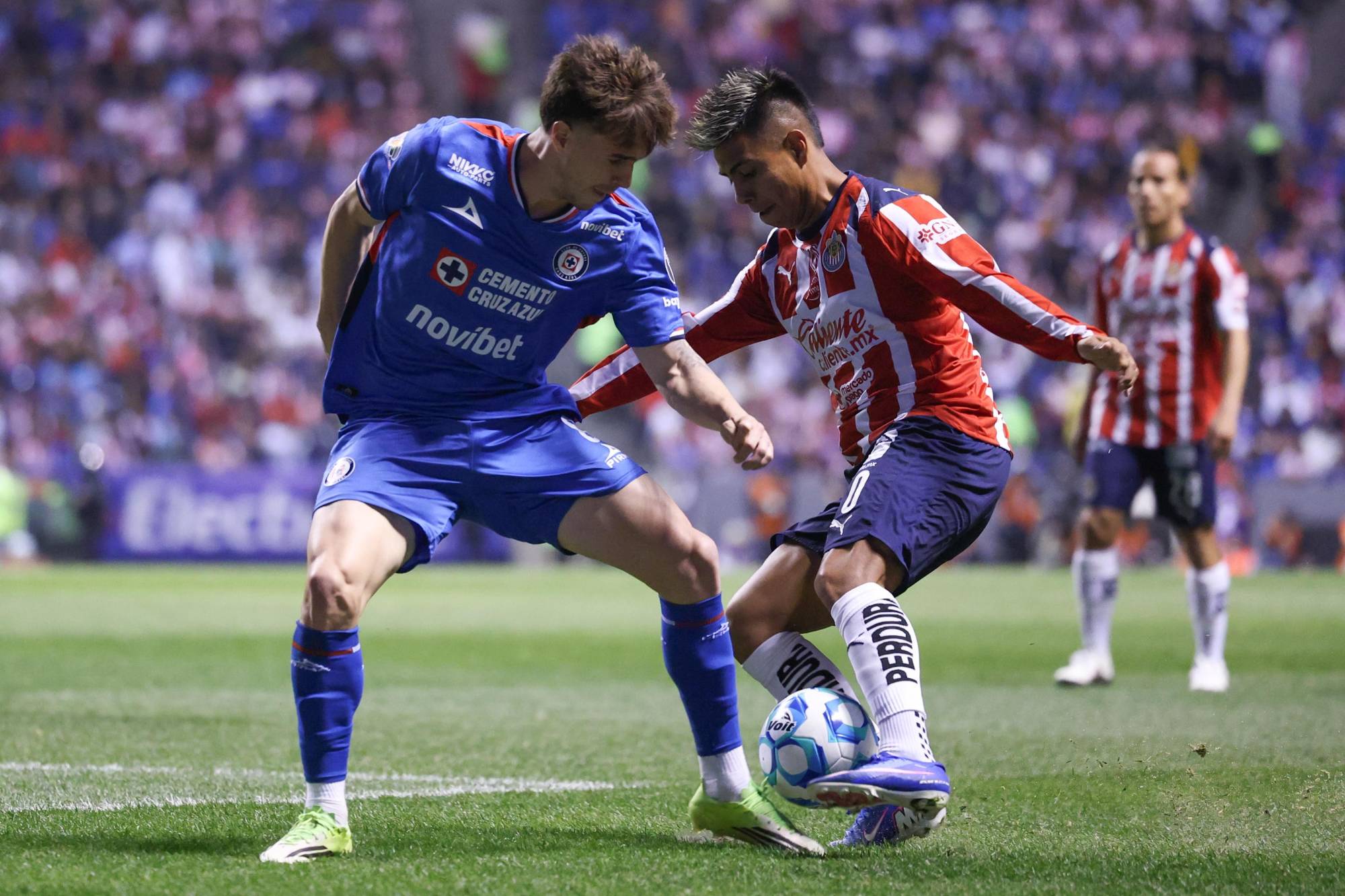 $!Cruz Azul impone su ley y le quita el invicto a Chivas