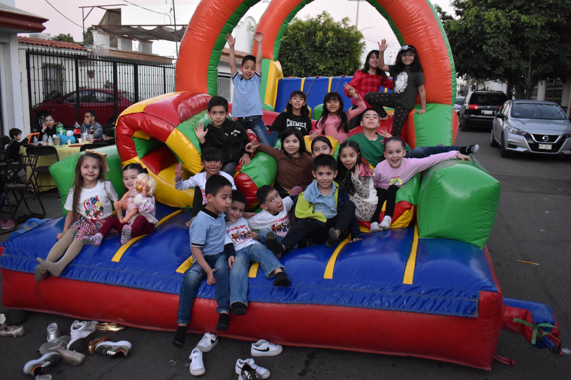 $!De lo más divertidos se la pasaron disfrutando del brincolín.